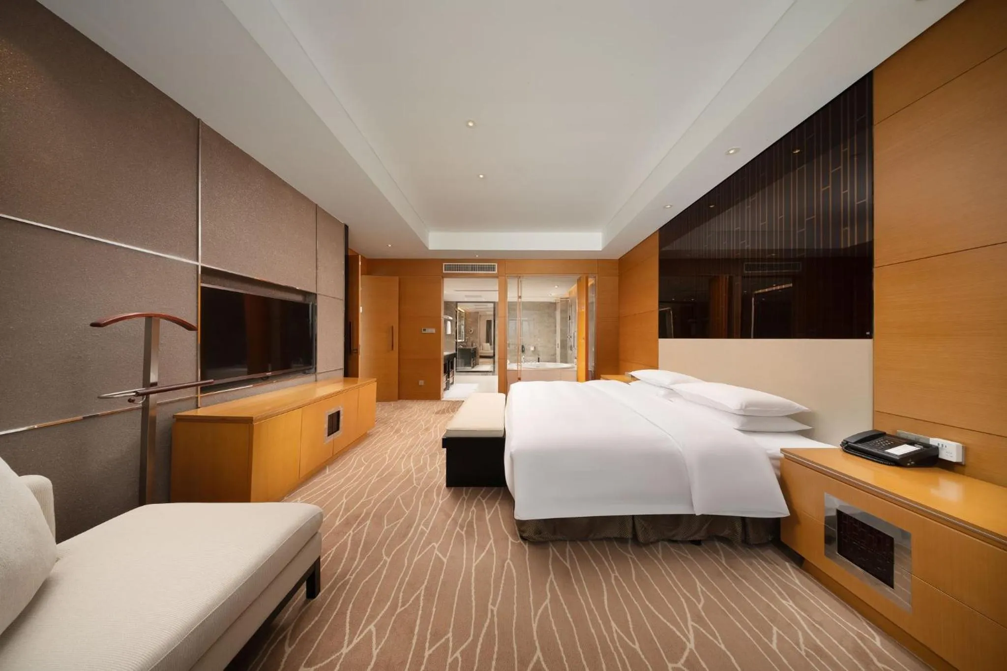 Photo of the whole room, Bed in Crowne Plaza Yangzhou by IHG