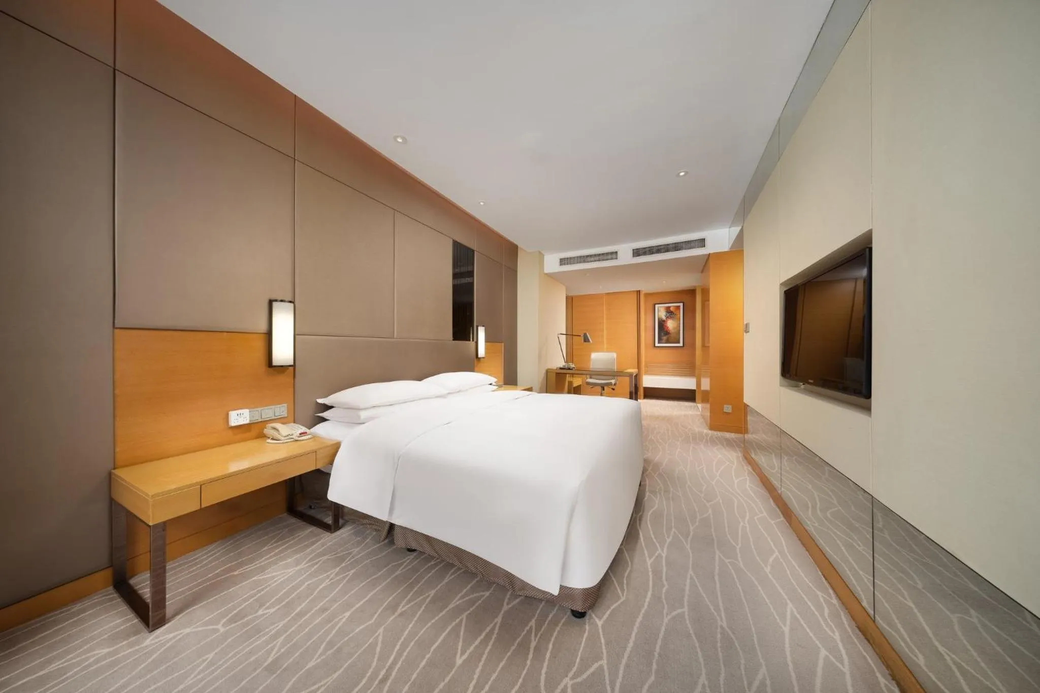 Photo of the whole room, Bed in Crowne Plaza Yangzhou by IHG