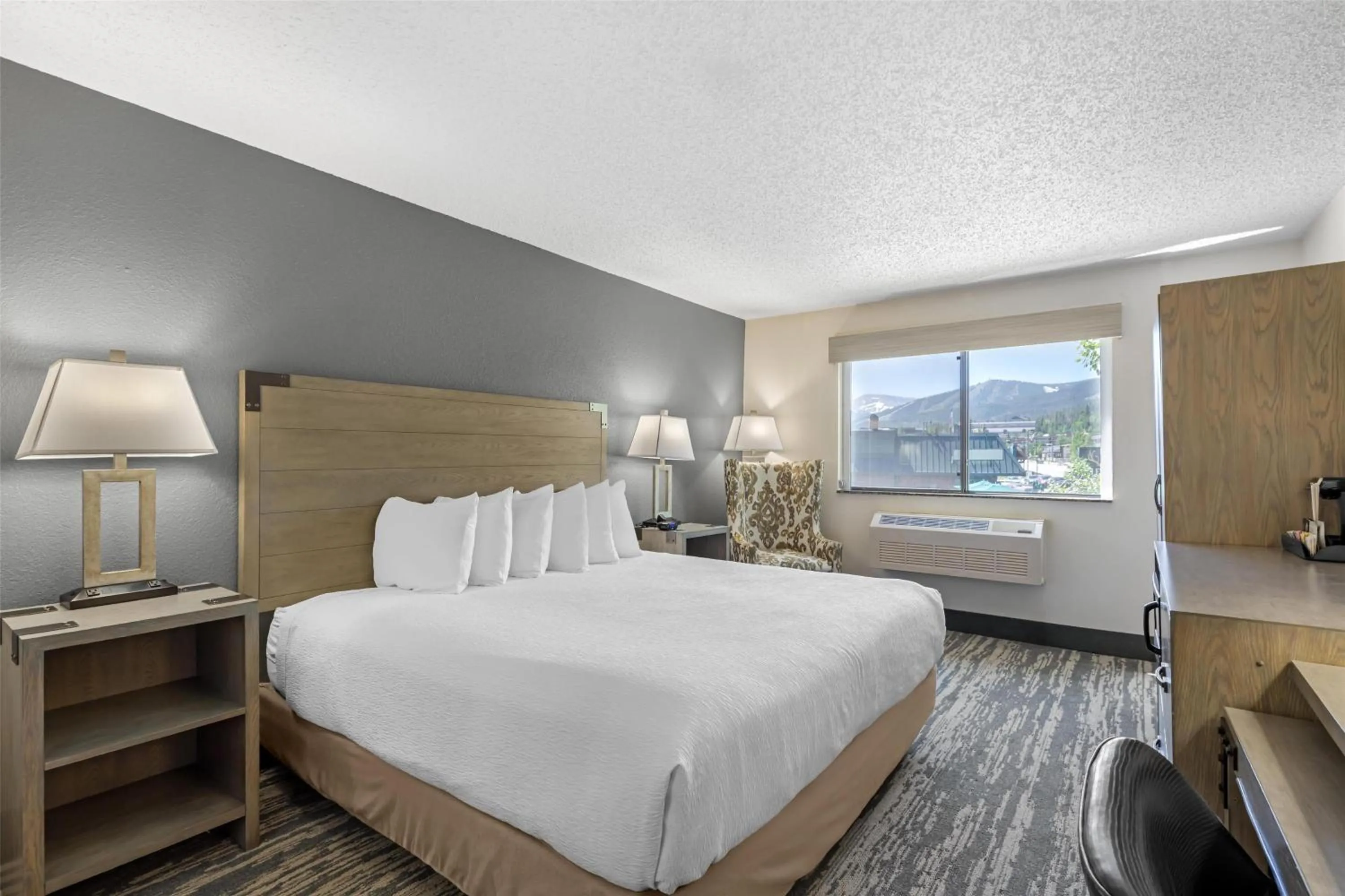 Bedroom, Bed in Best Western Alpenglo Lodge