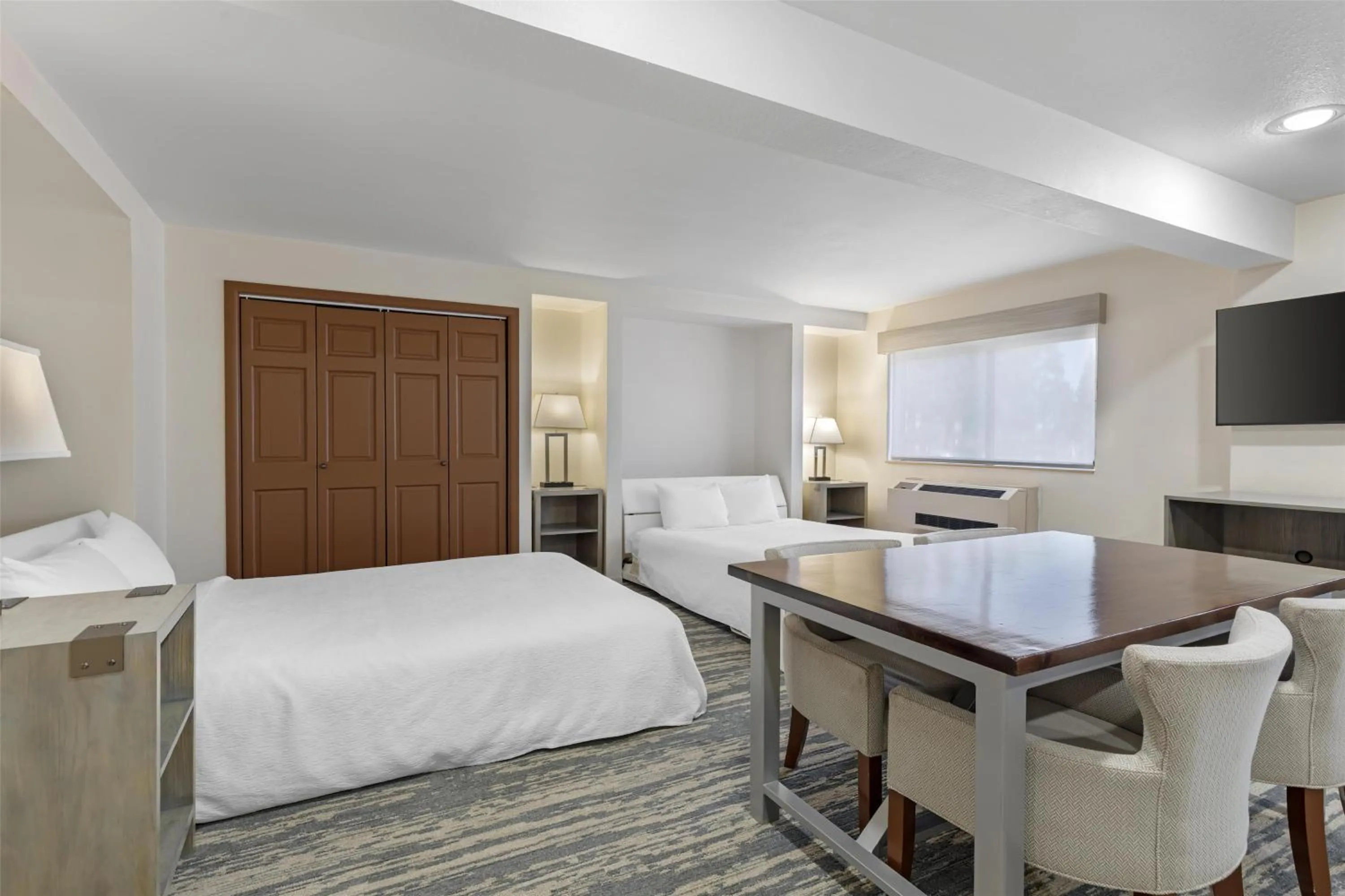 Photo of the whole room, Bed in Best Western Alpenglo Lodge