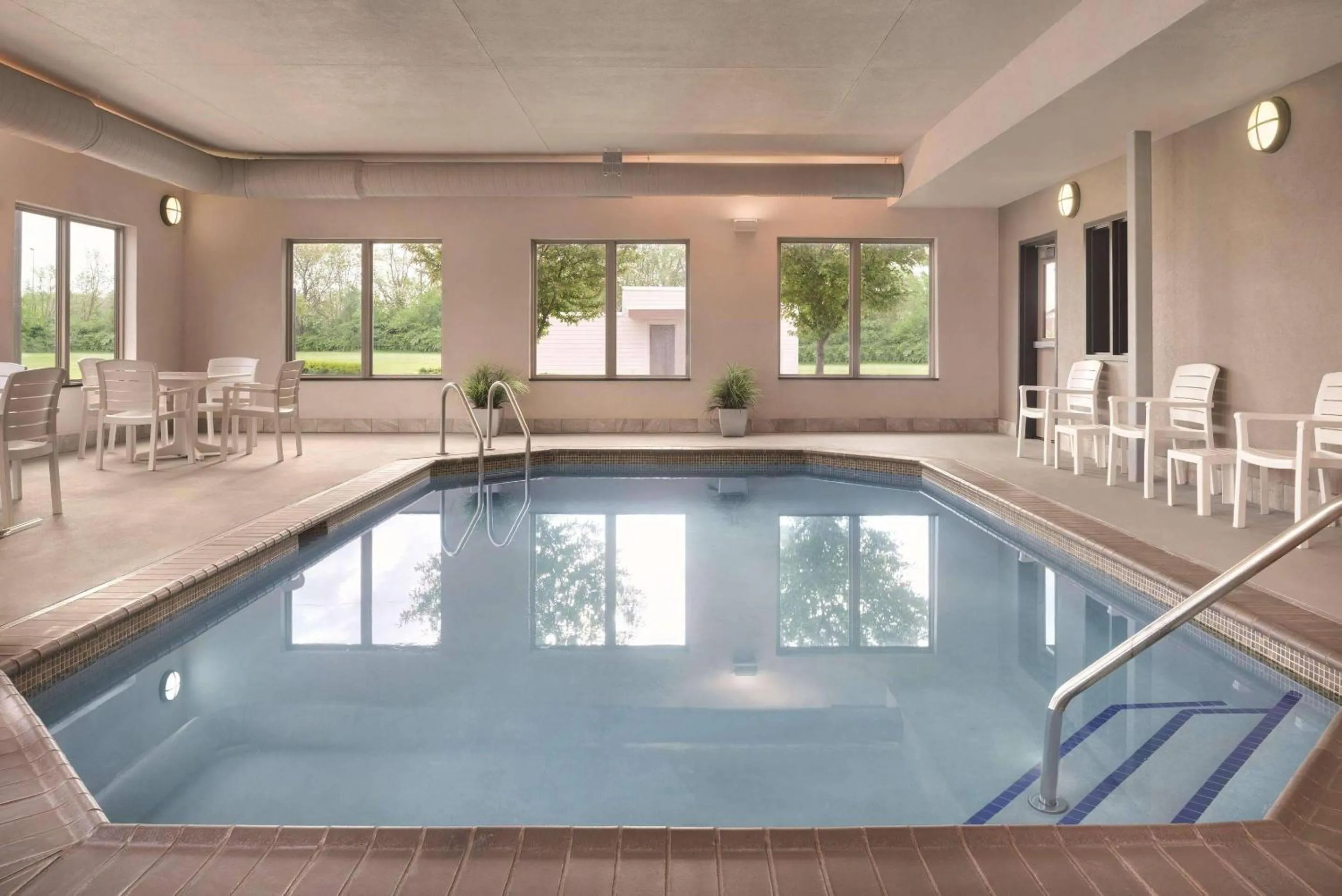Swimming pool in Country Inn & Suites by Radisson, Springfield Southeast