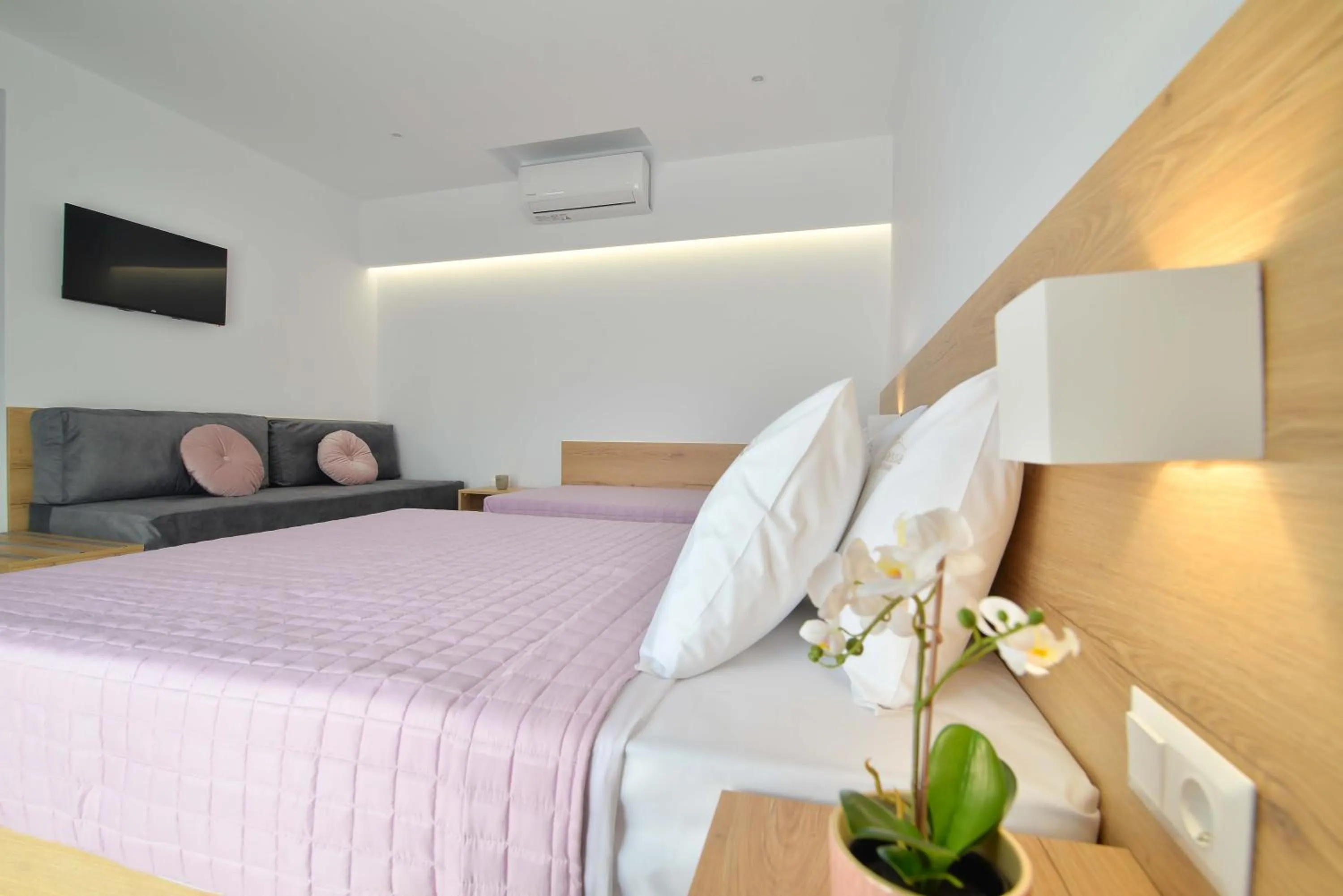 Photo of the whole room, Bed in Anassa Suites