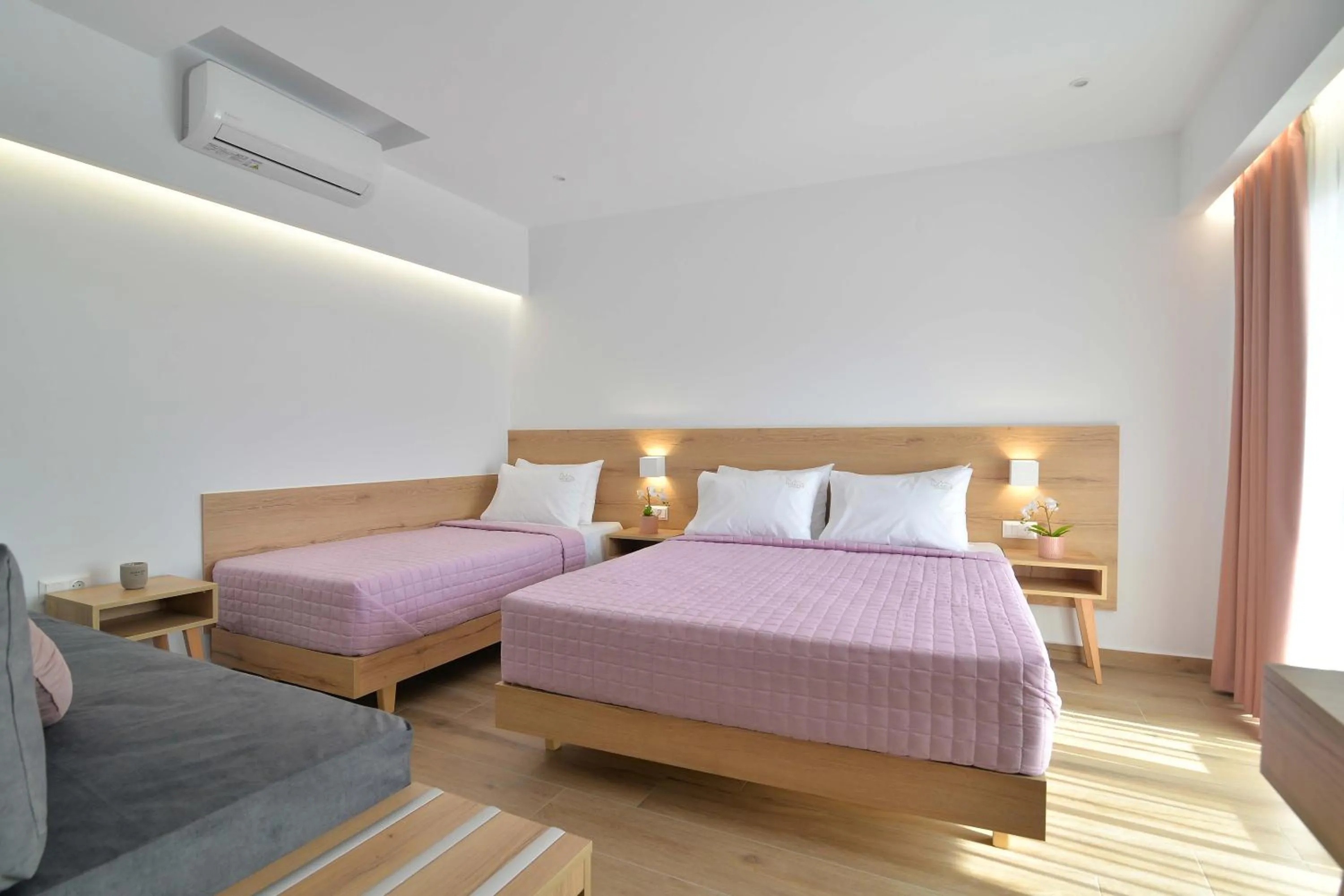 Photo of the whole room, Bed in Anassa Suites