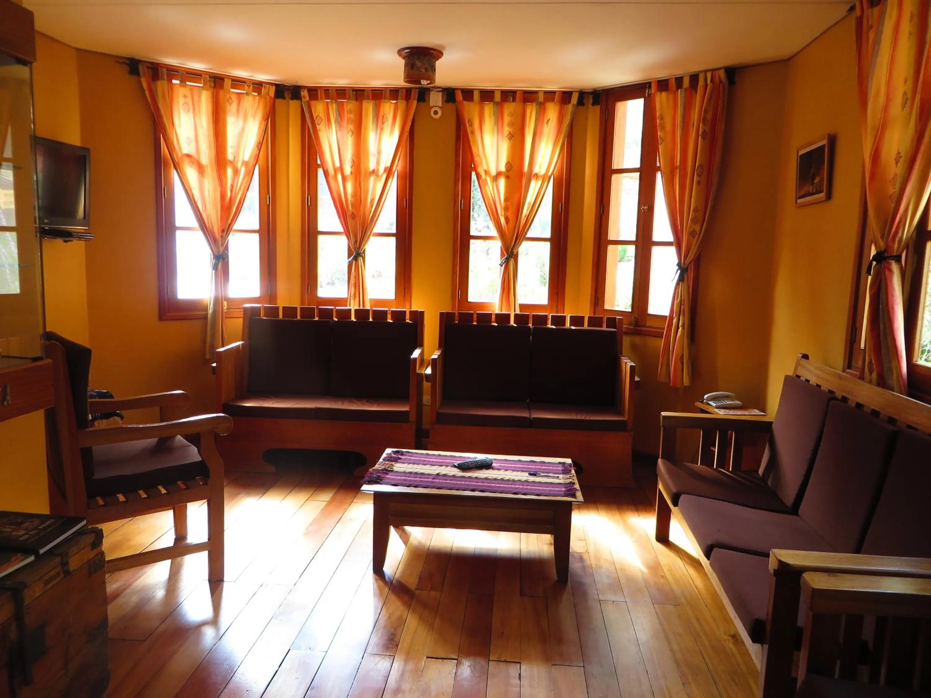 Communal lounge/ TV room in Hotel Pakaritampu