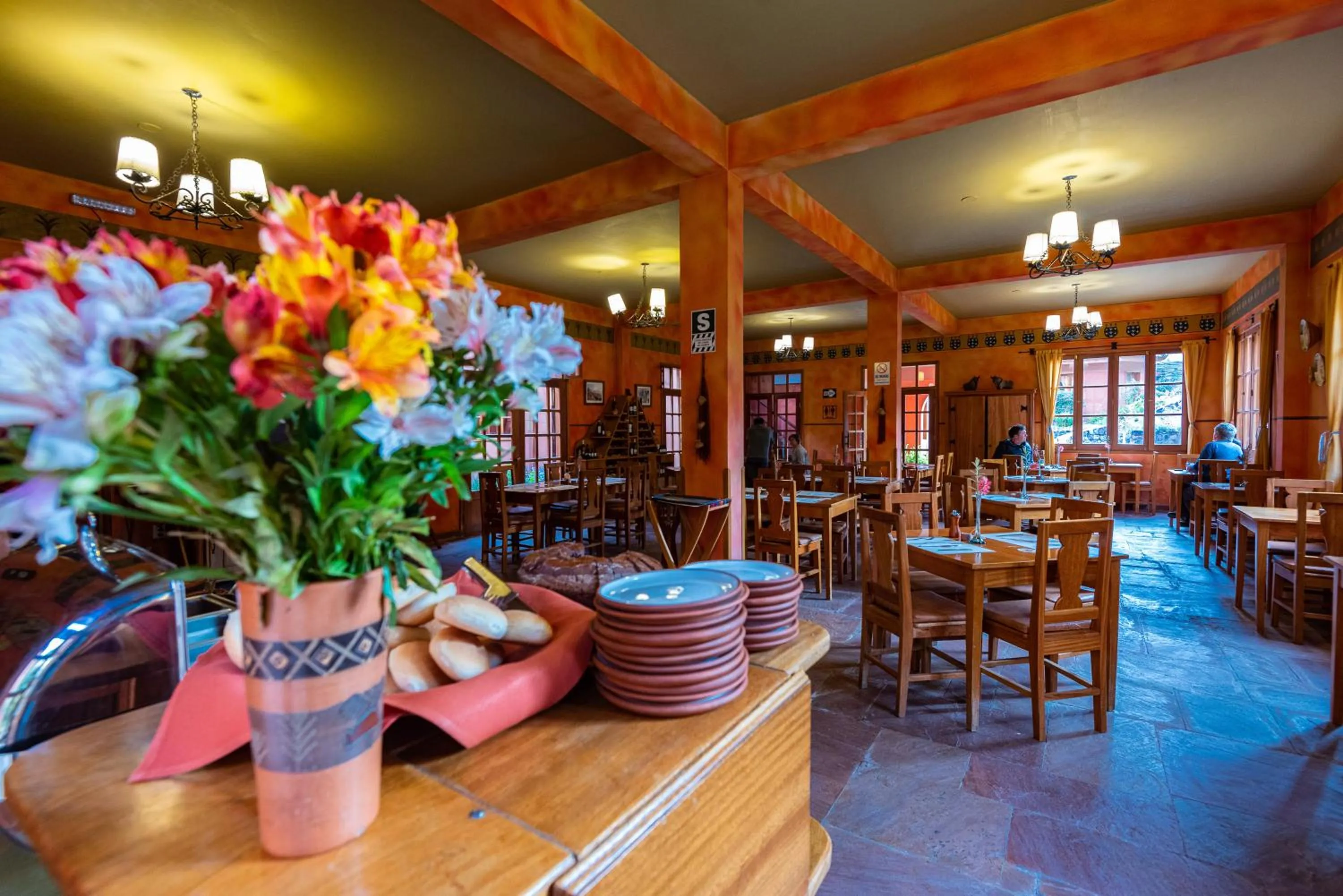 Restaurant/places to eat in Hotel Pakaritampu