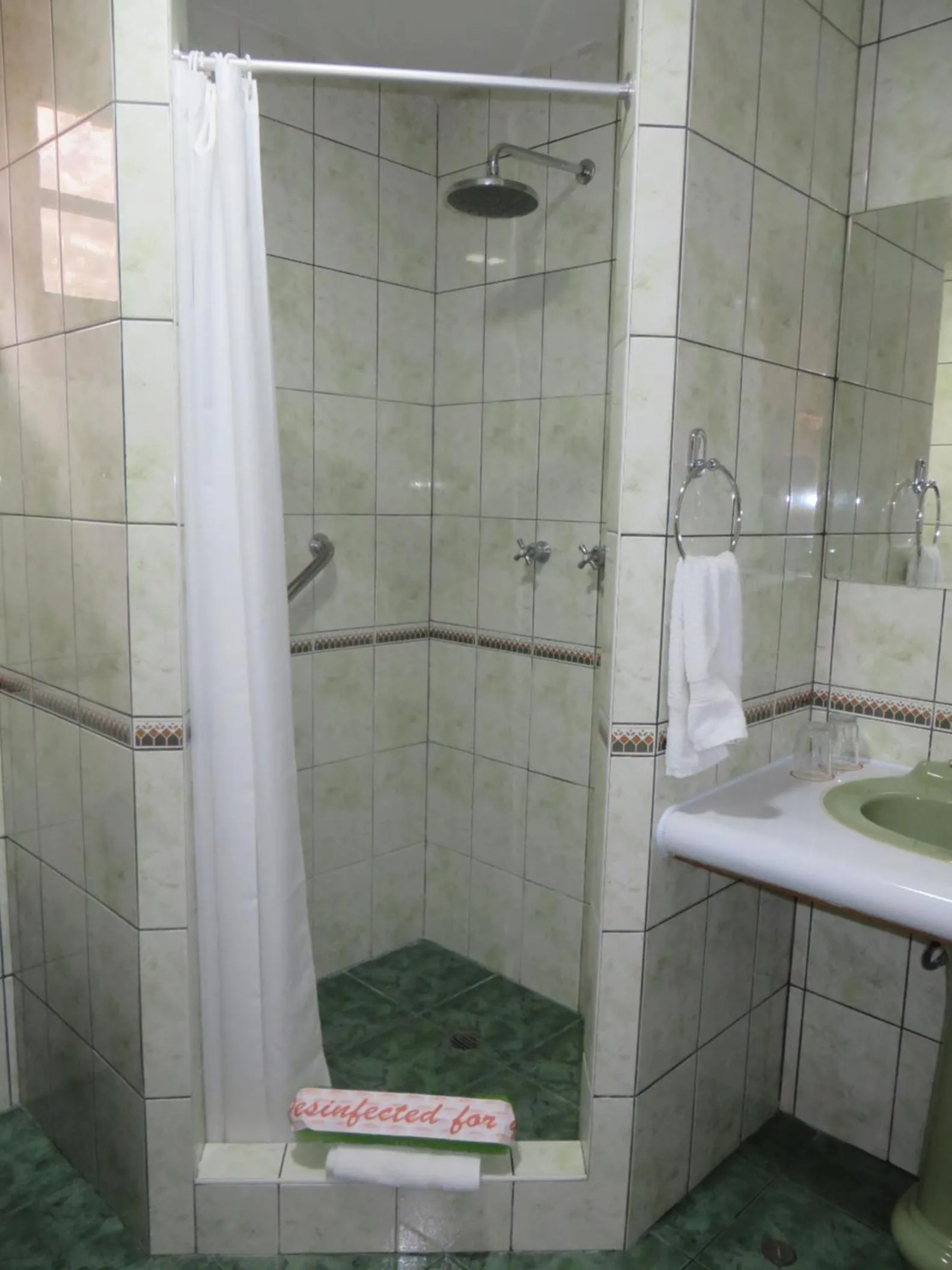 Shower in Hotel Pakaritampu