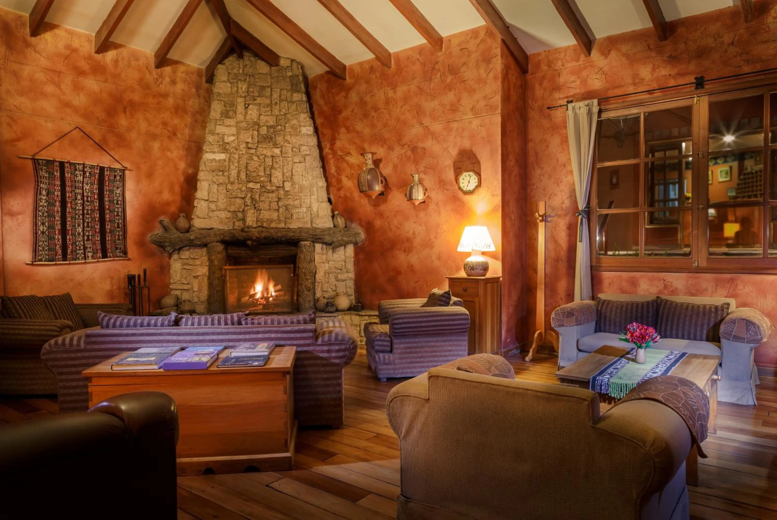 Communal lounge/ TV room in Hotel Pakaritampu