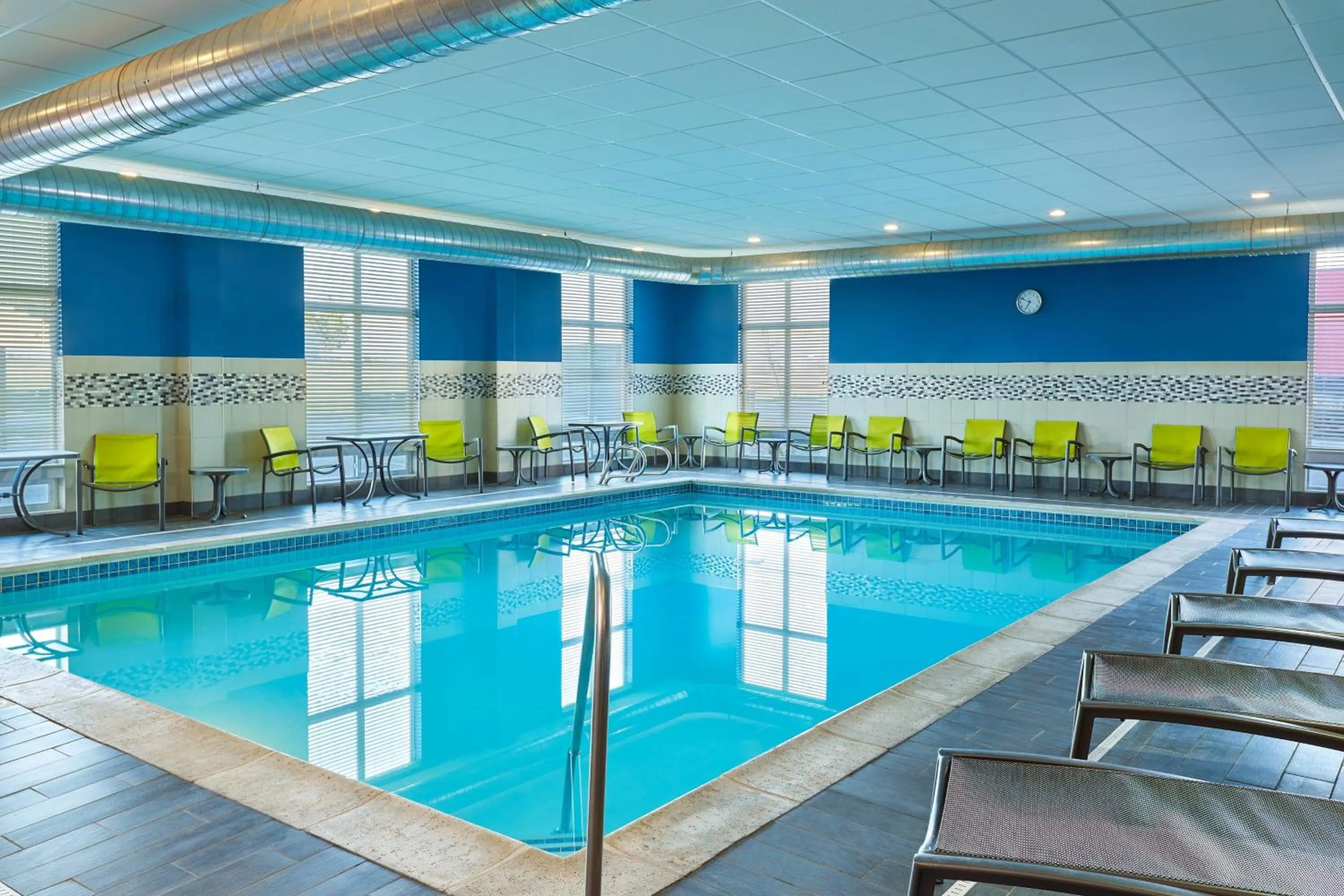 Swimming pool in Four Points by Sheraton Williston