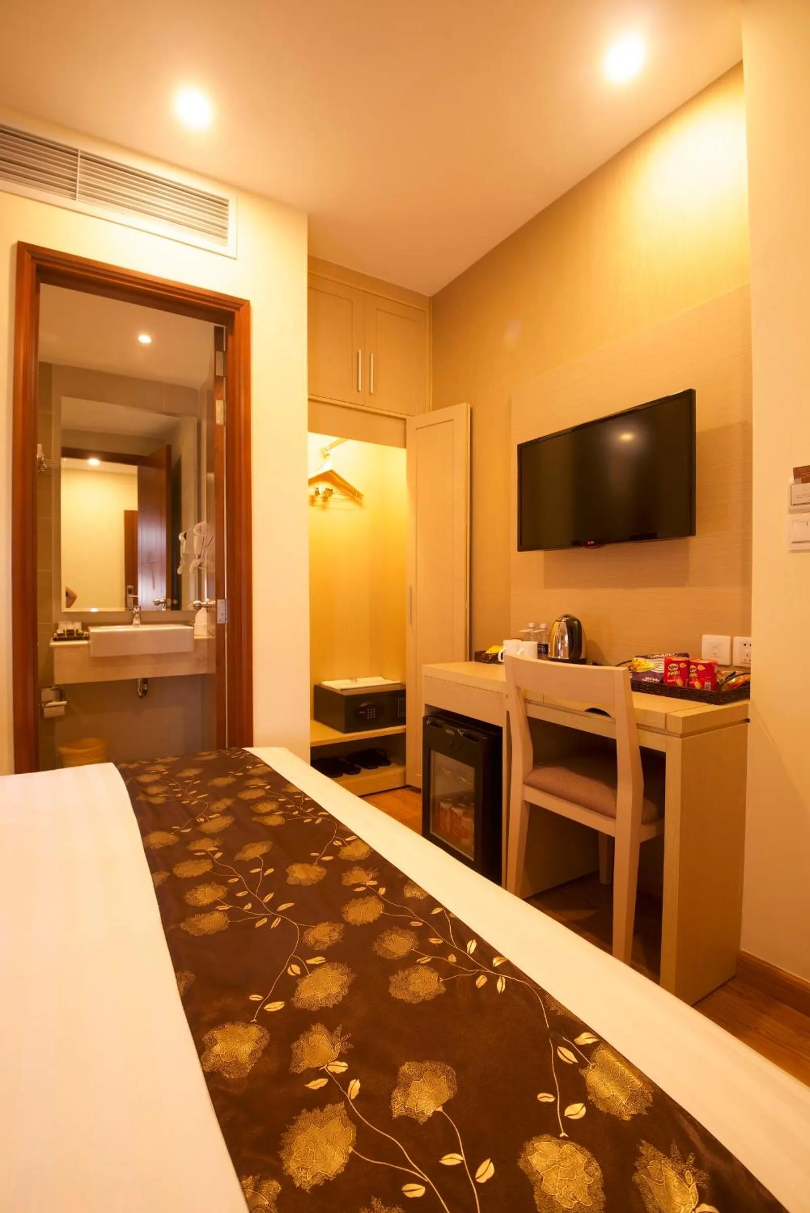 Bedroom, Bed in GK Central Hotel