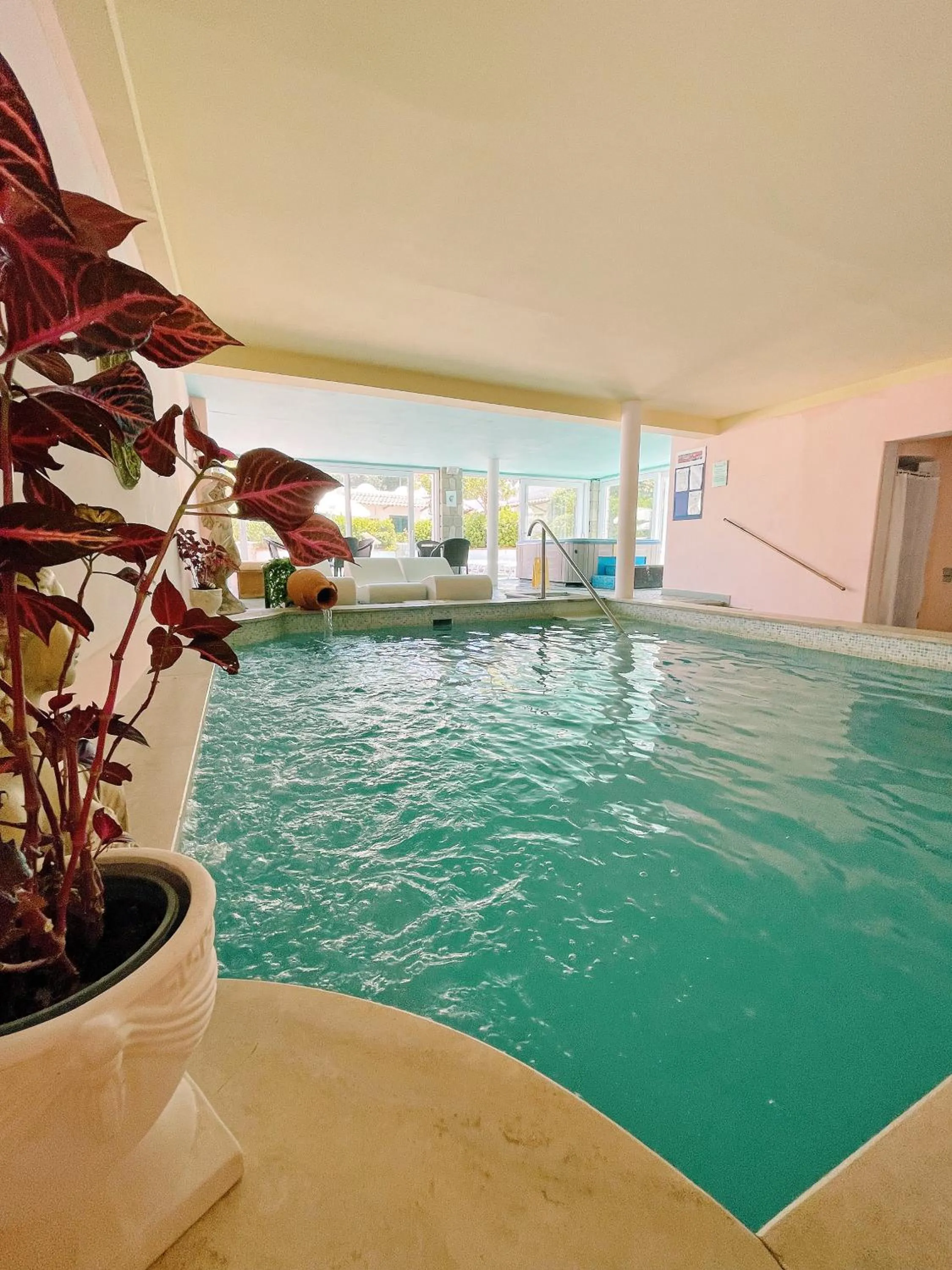 Swimming pool in Hotel Lord Byron