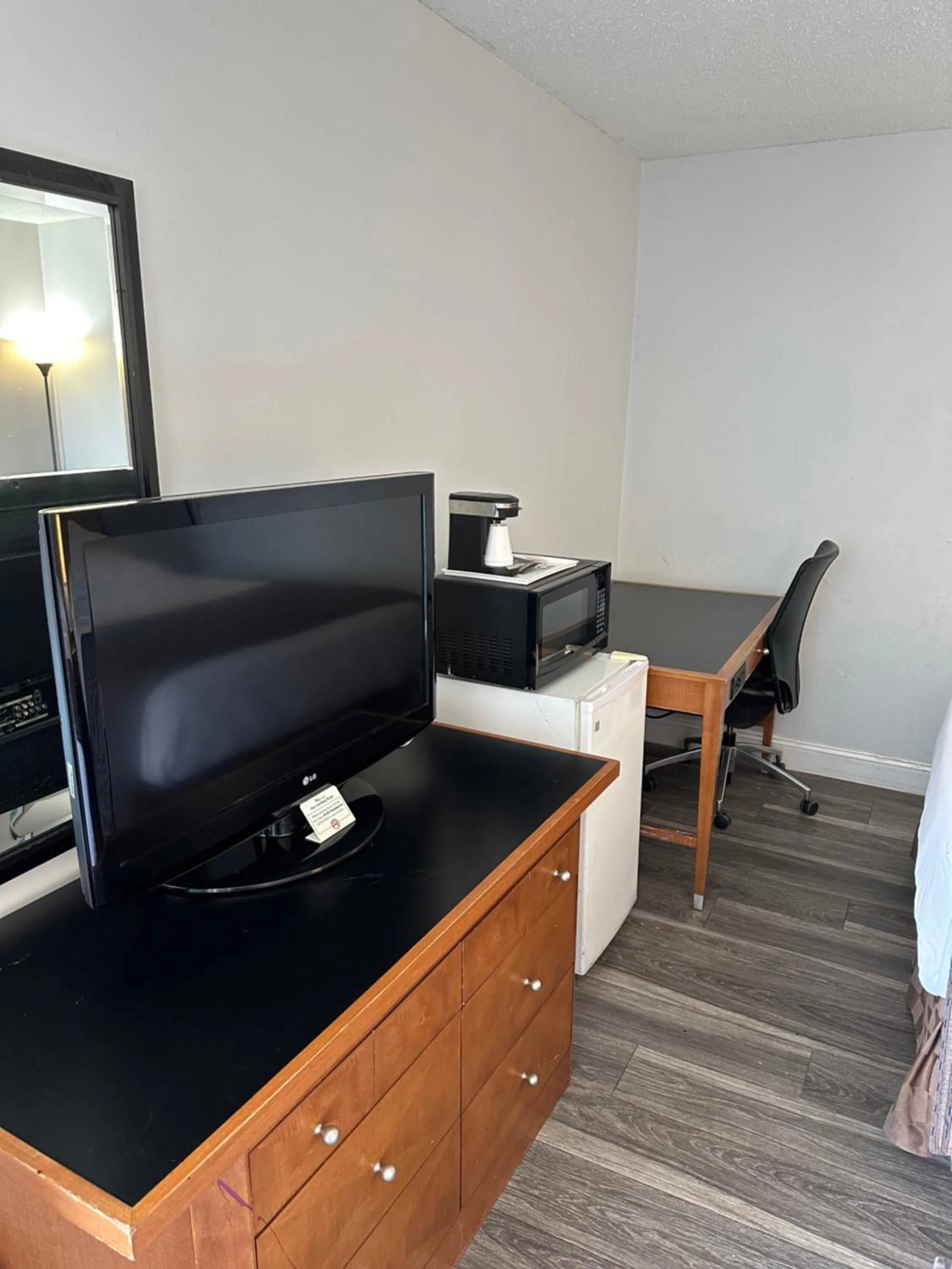 TV and multimedia in Travel Inn & Suites