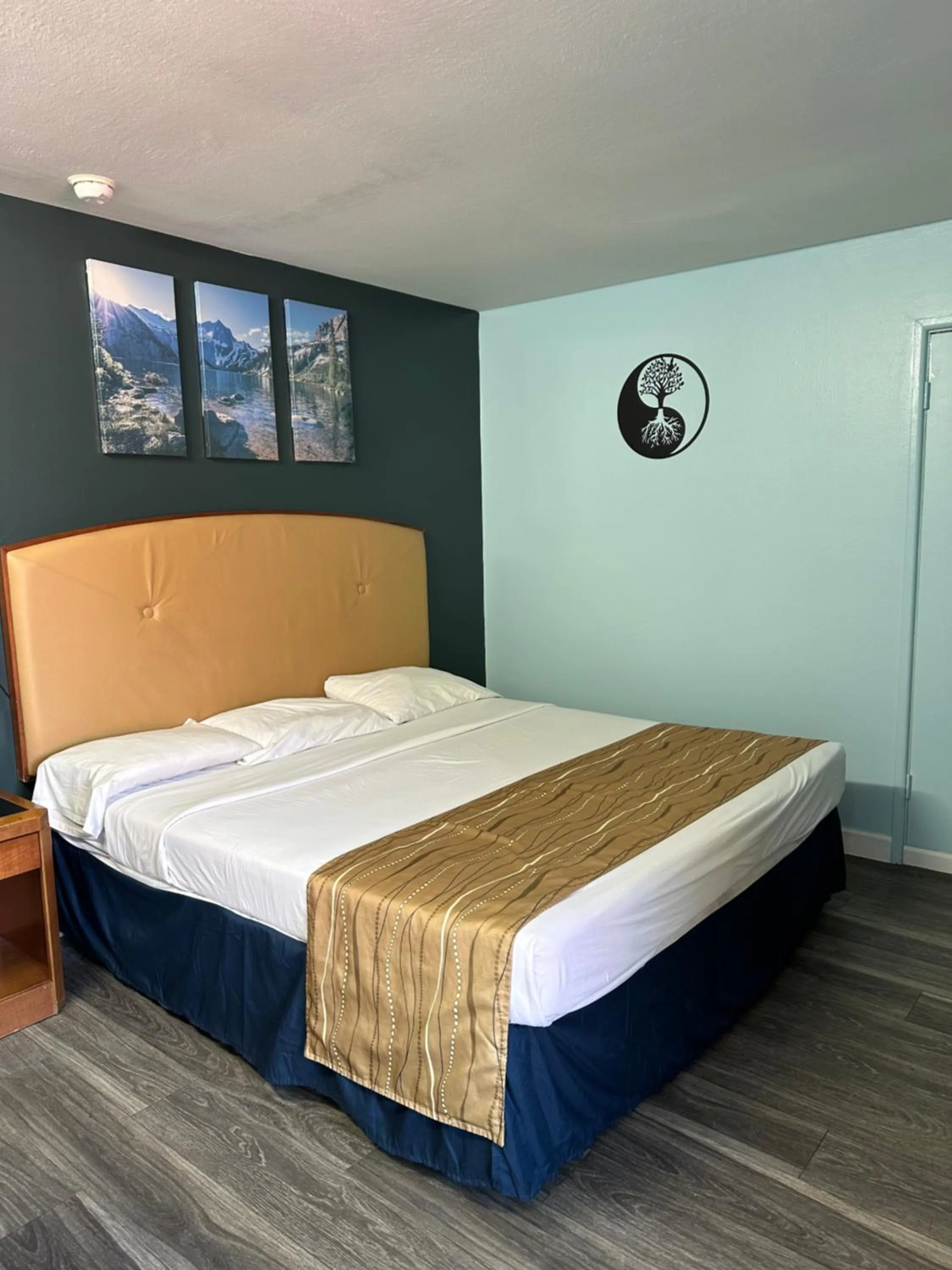 Bed in Travel Inn & Suites