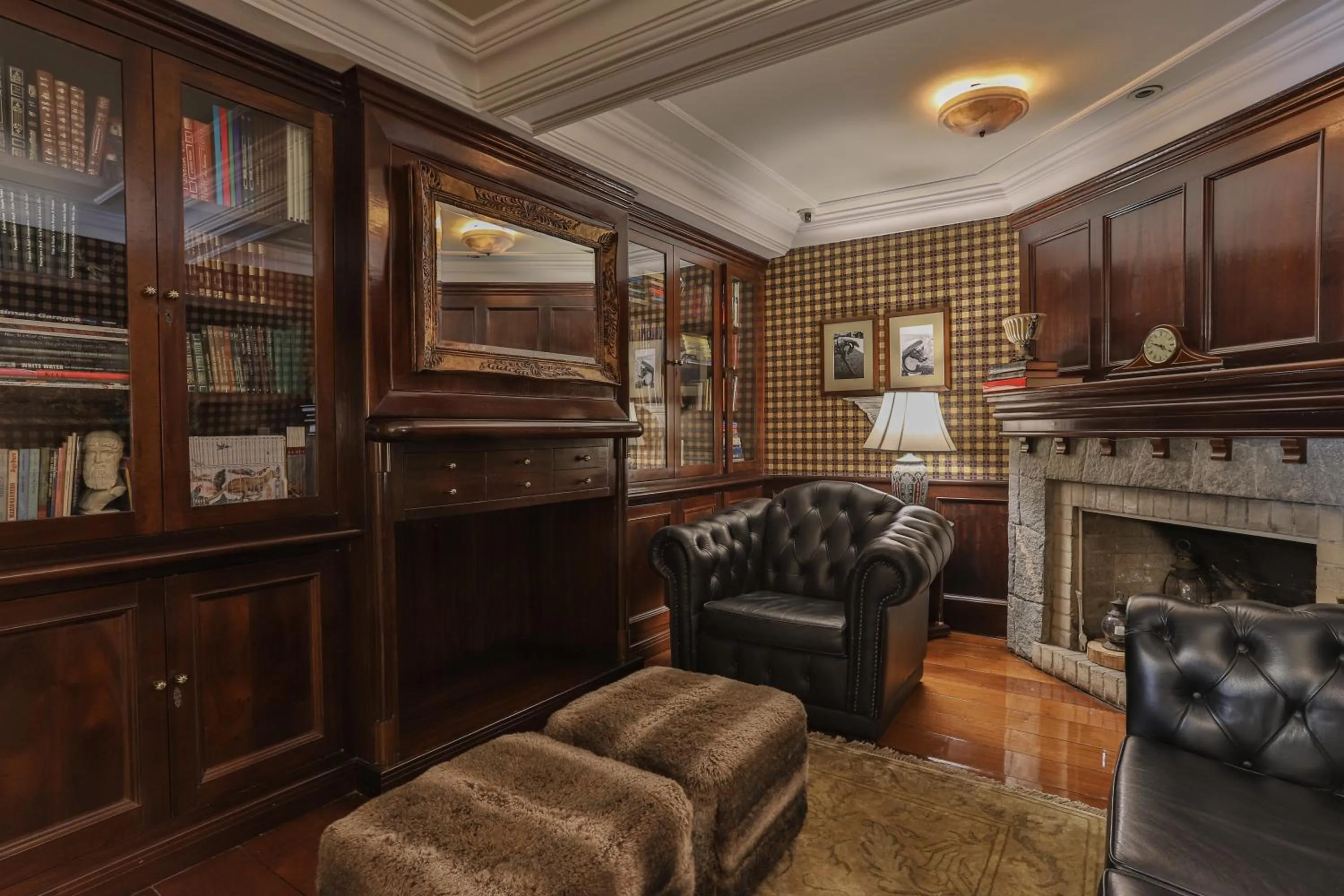 Library in Le Suisse Elegance Hotel