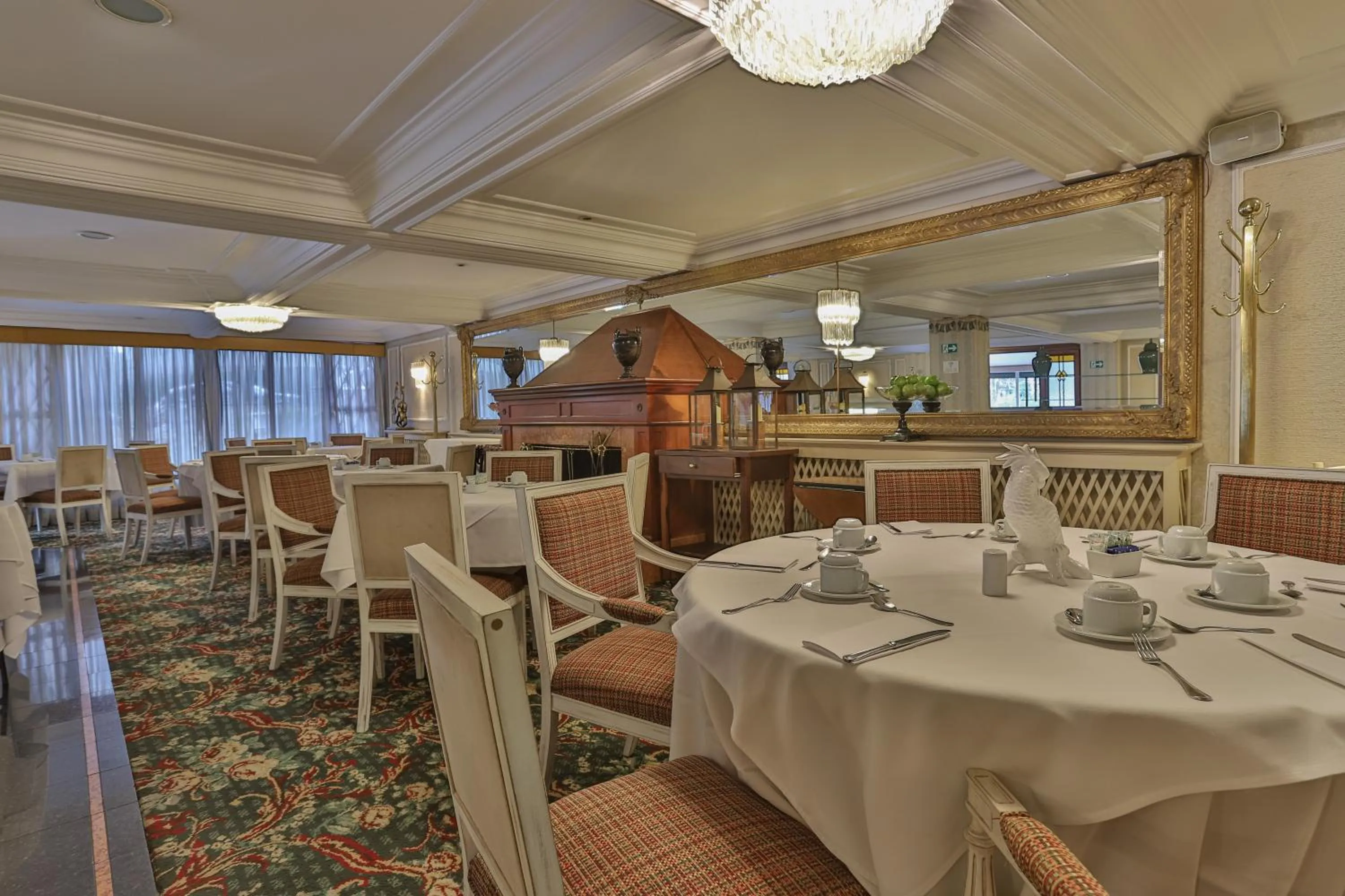 Restaurant/places to eat in Le Suisse Elegance Hotel