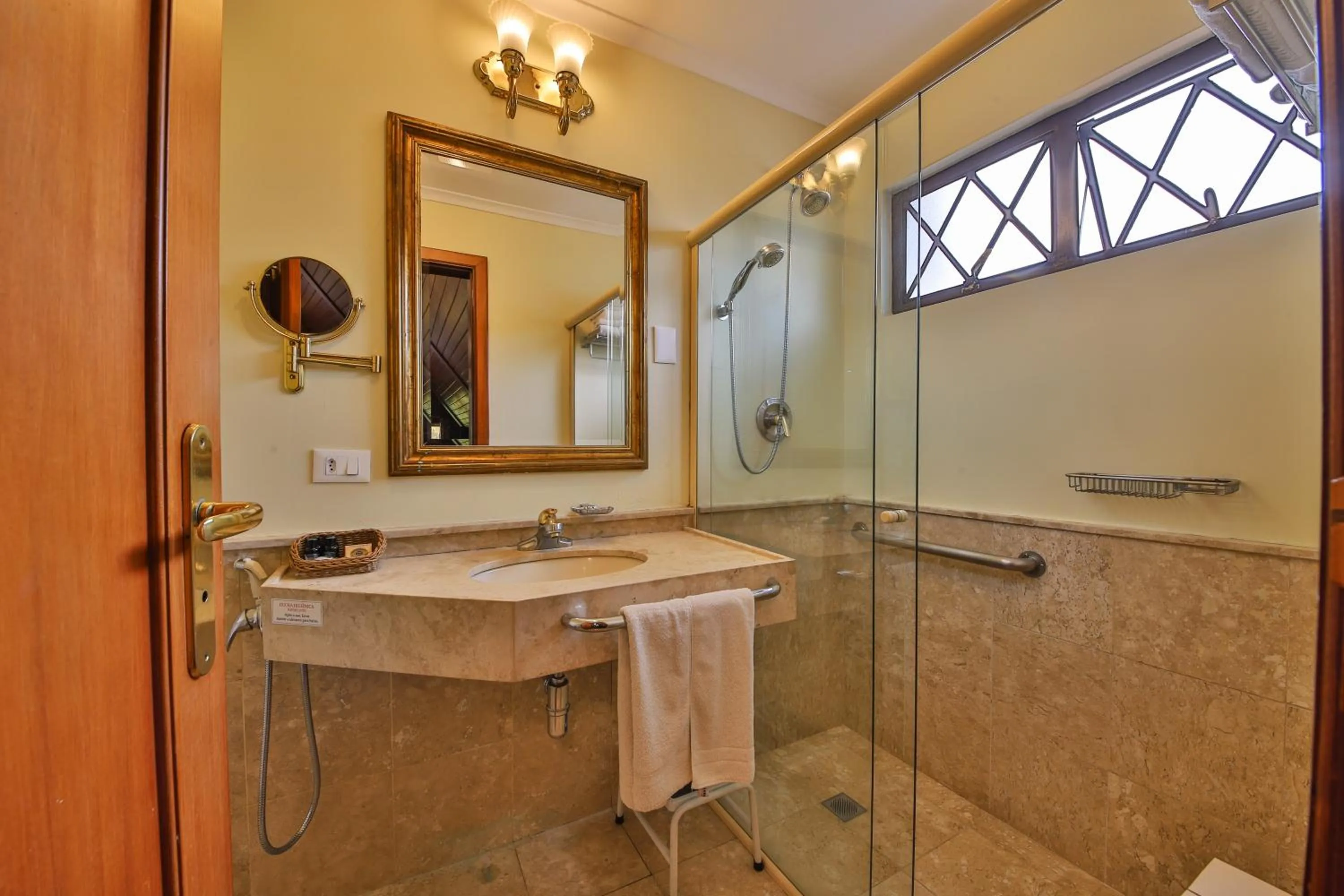 Bathroom in Le Suisse Elegance Hotel