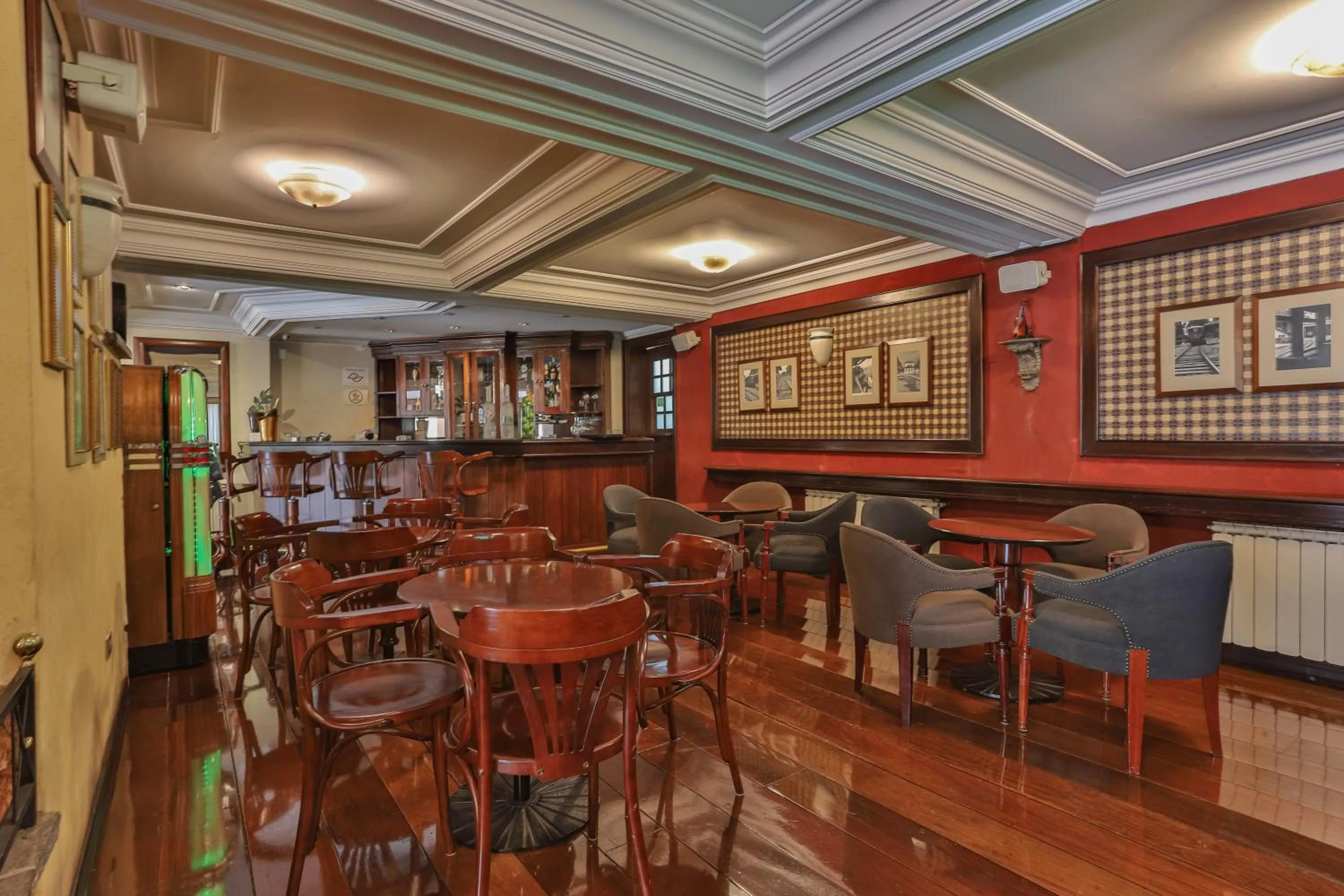 Lounge or bar in Le Suisse Elegance Hotel