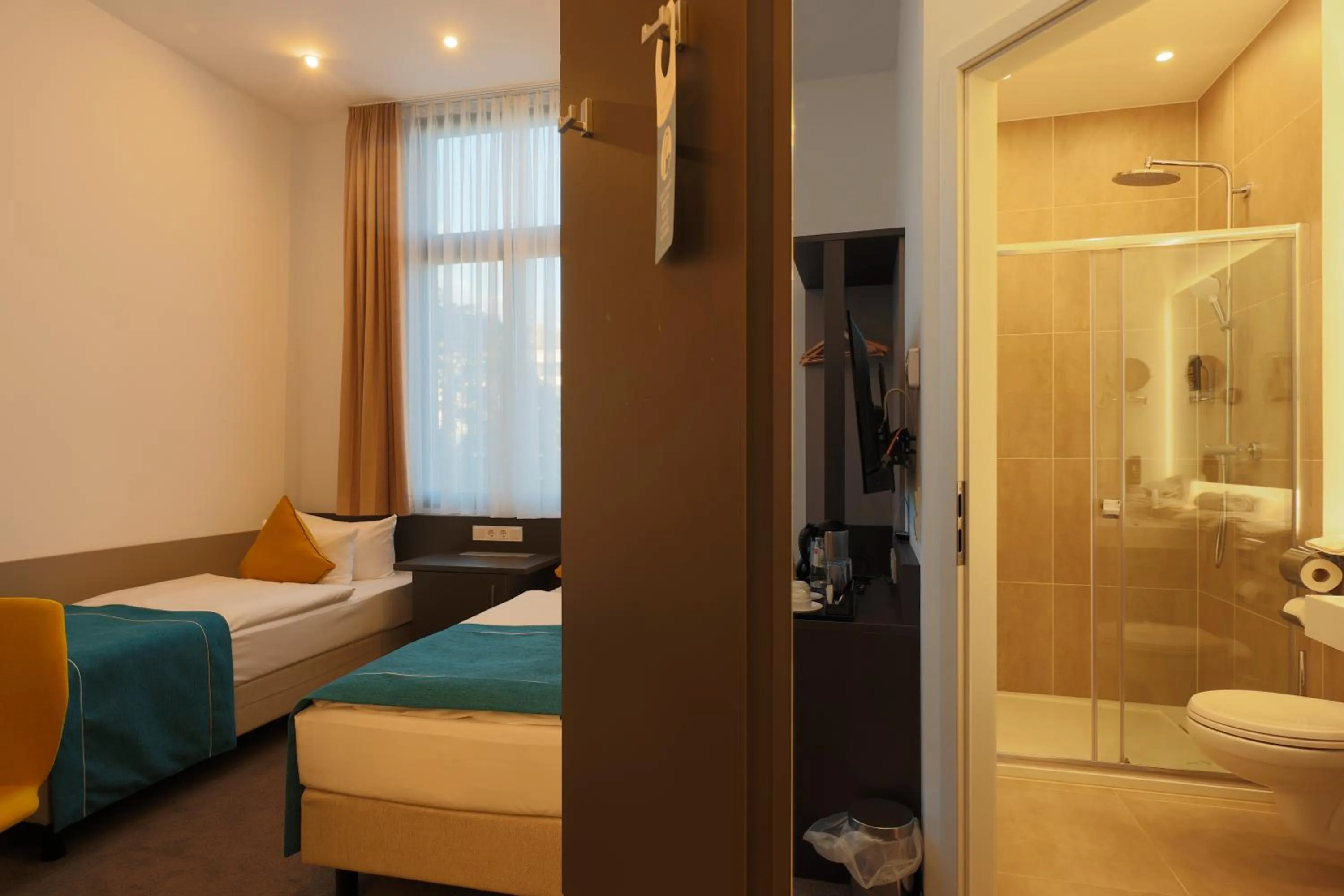 Shower, Bed in Soaltee Westend Messe Frankfurt