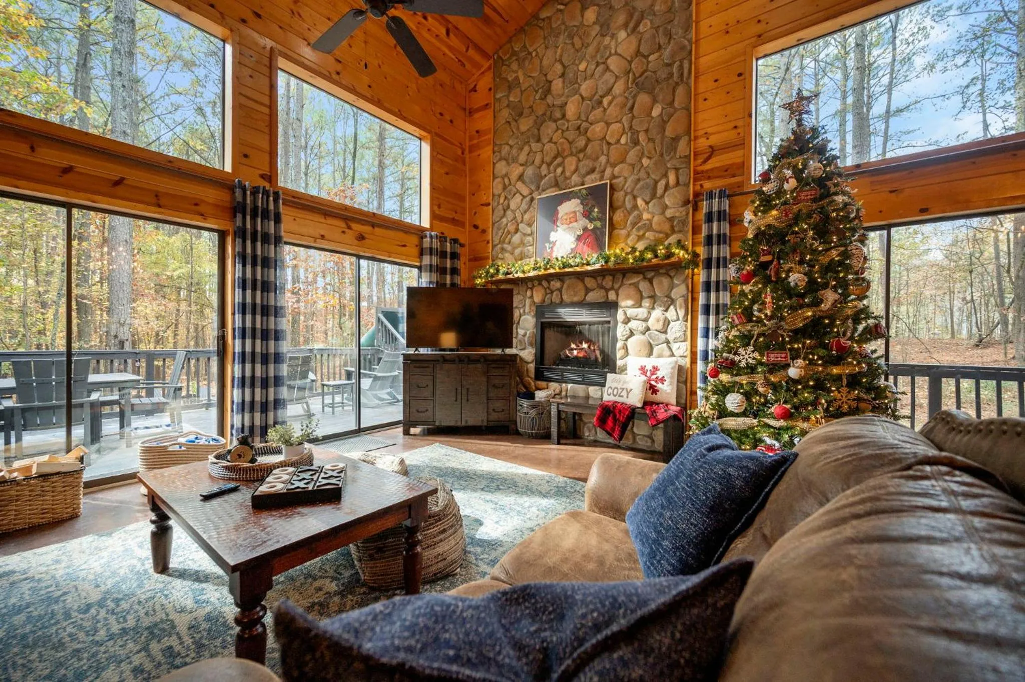 Hickory Bear - Cabin surrounded by pines, Sleeps 10, Hot Tub, Fire Pit, Arcade, Foosball Table & Deck Slide