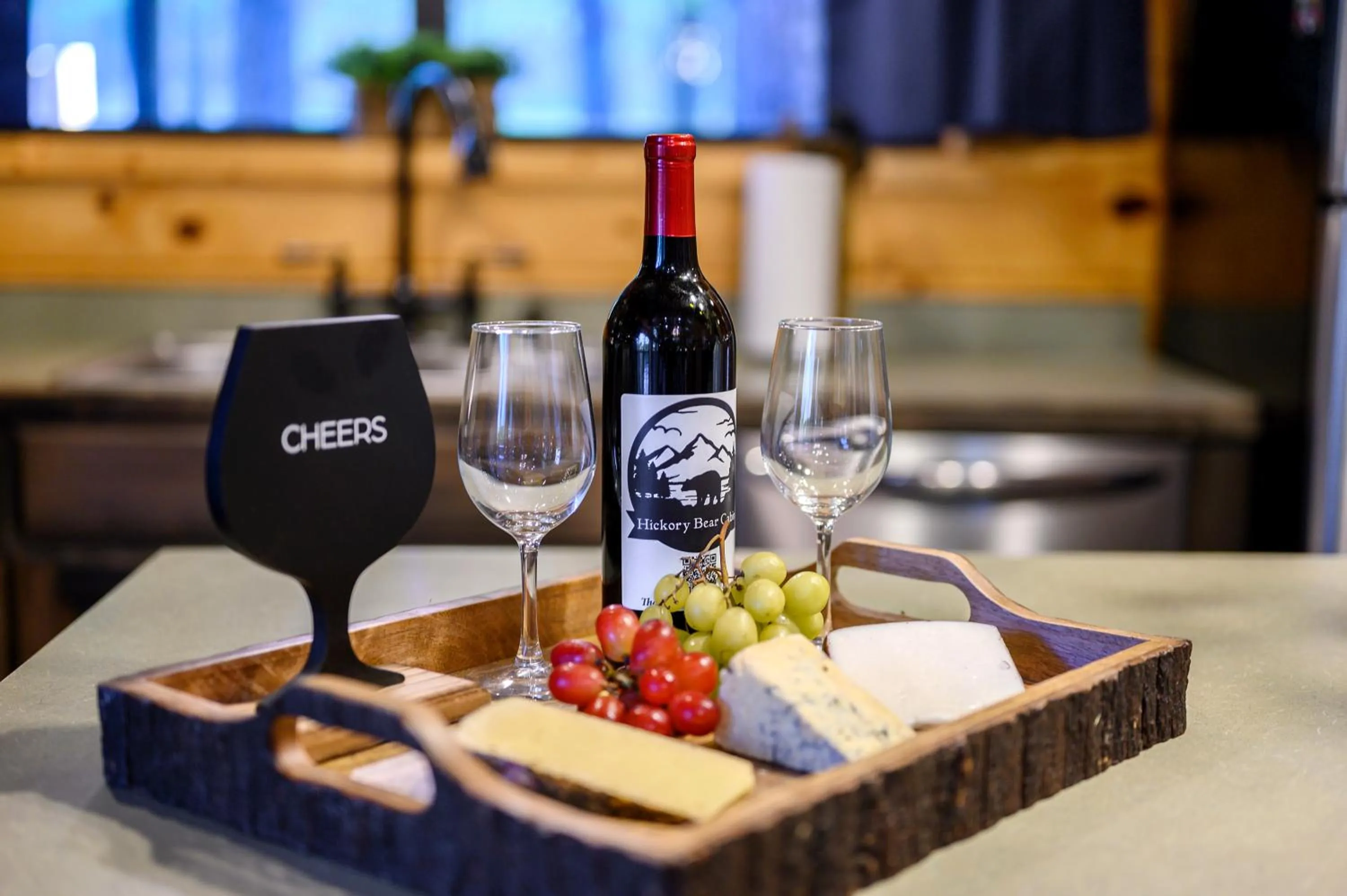 Hickory Bear - Cabin surrounded by pines, Sleeps 10, Hot Tub, Fire Pit, Arcade, Foosball Table & Deck Slide