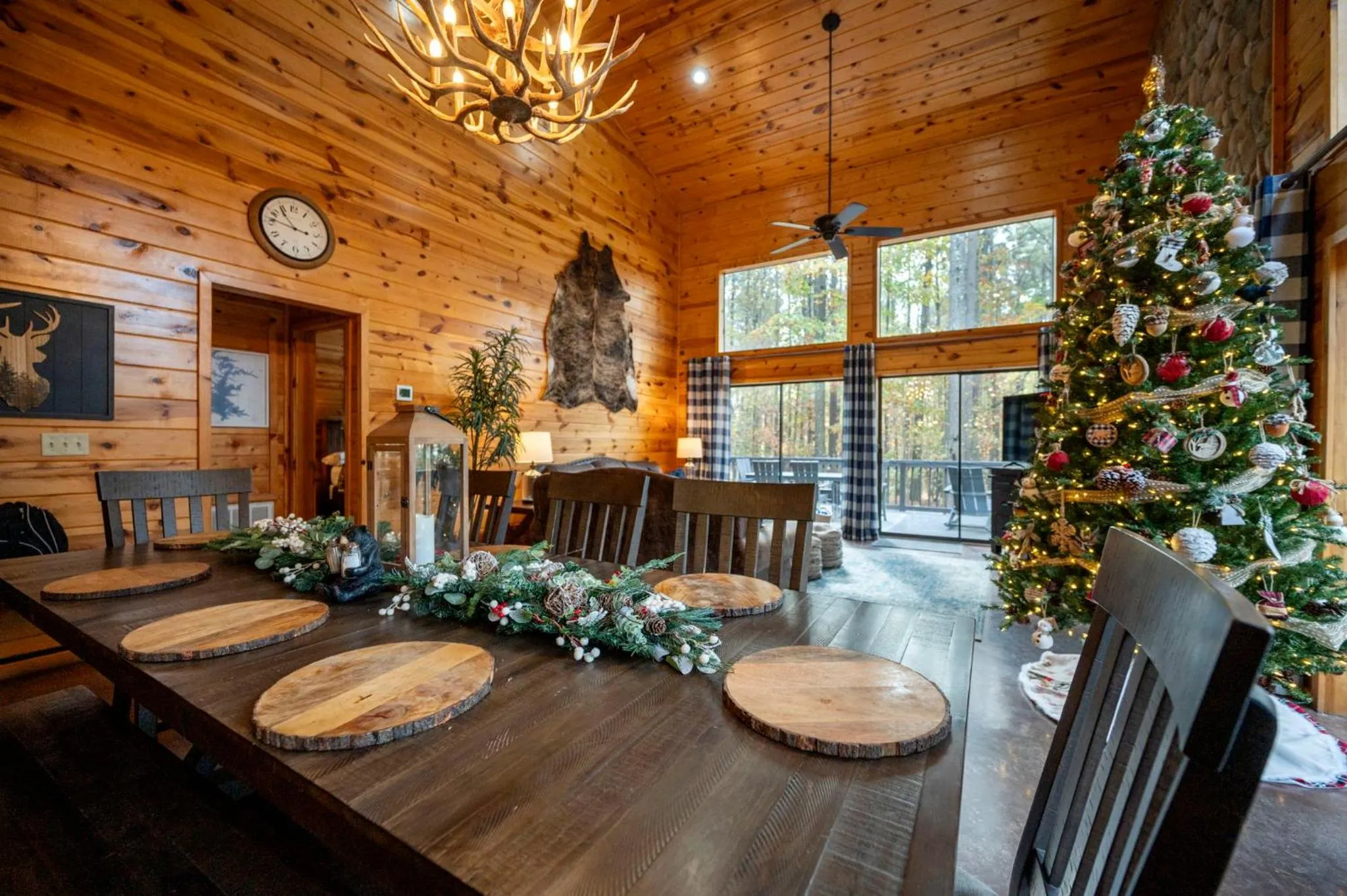 Hickory Bear - Cabin surrounded by pines, Sleeps 10, Hot Tub, Fire Pit, Arcade, Foosball Table & Deck Slide