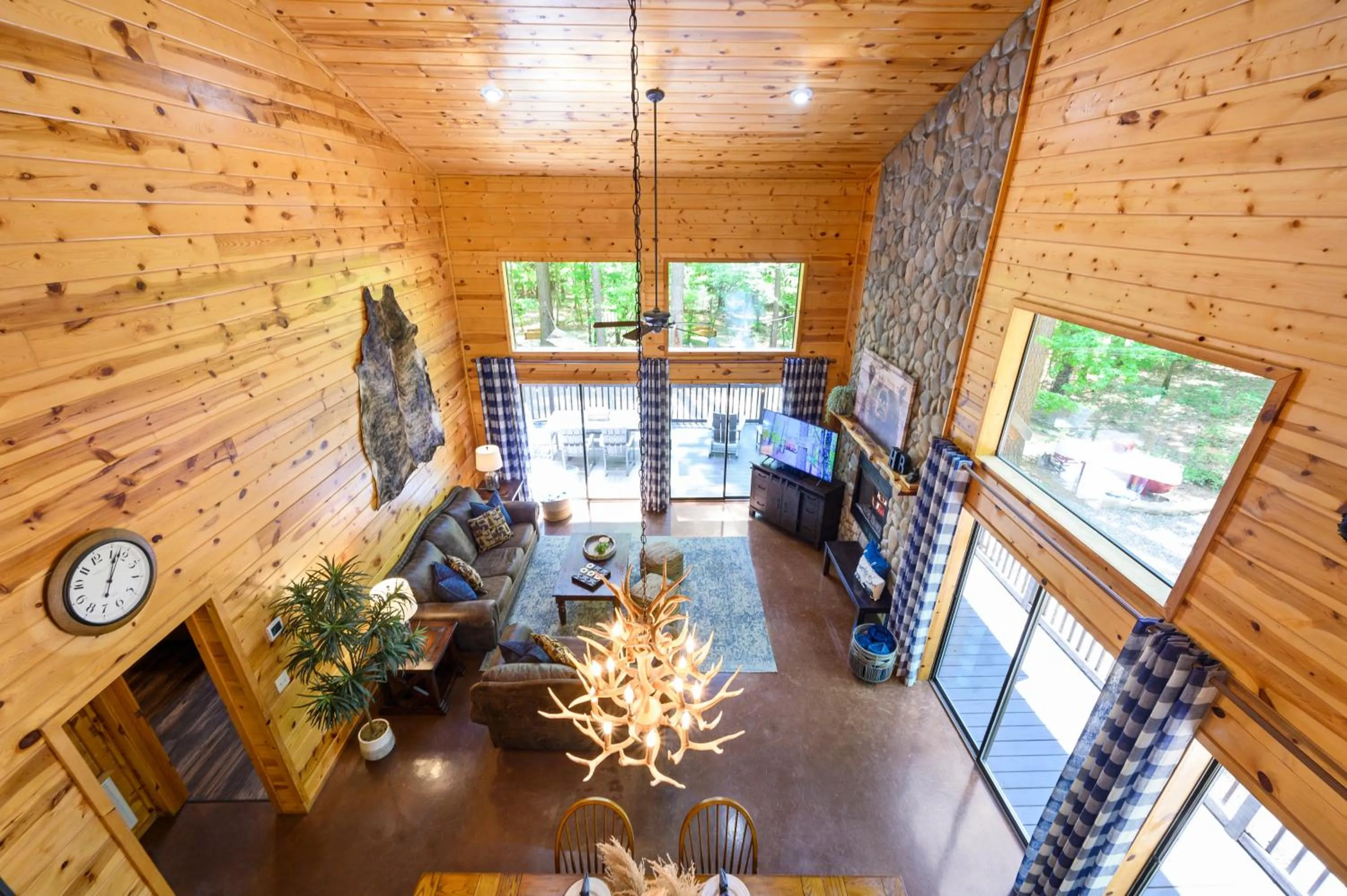 Hickory Bear - Cabin surrounded by pines, Sleeps 10, Hot Tub, Fire Pit, Arcade, Foosball Table & Deck Slide