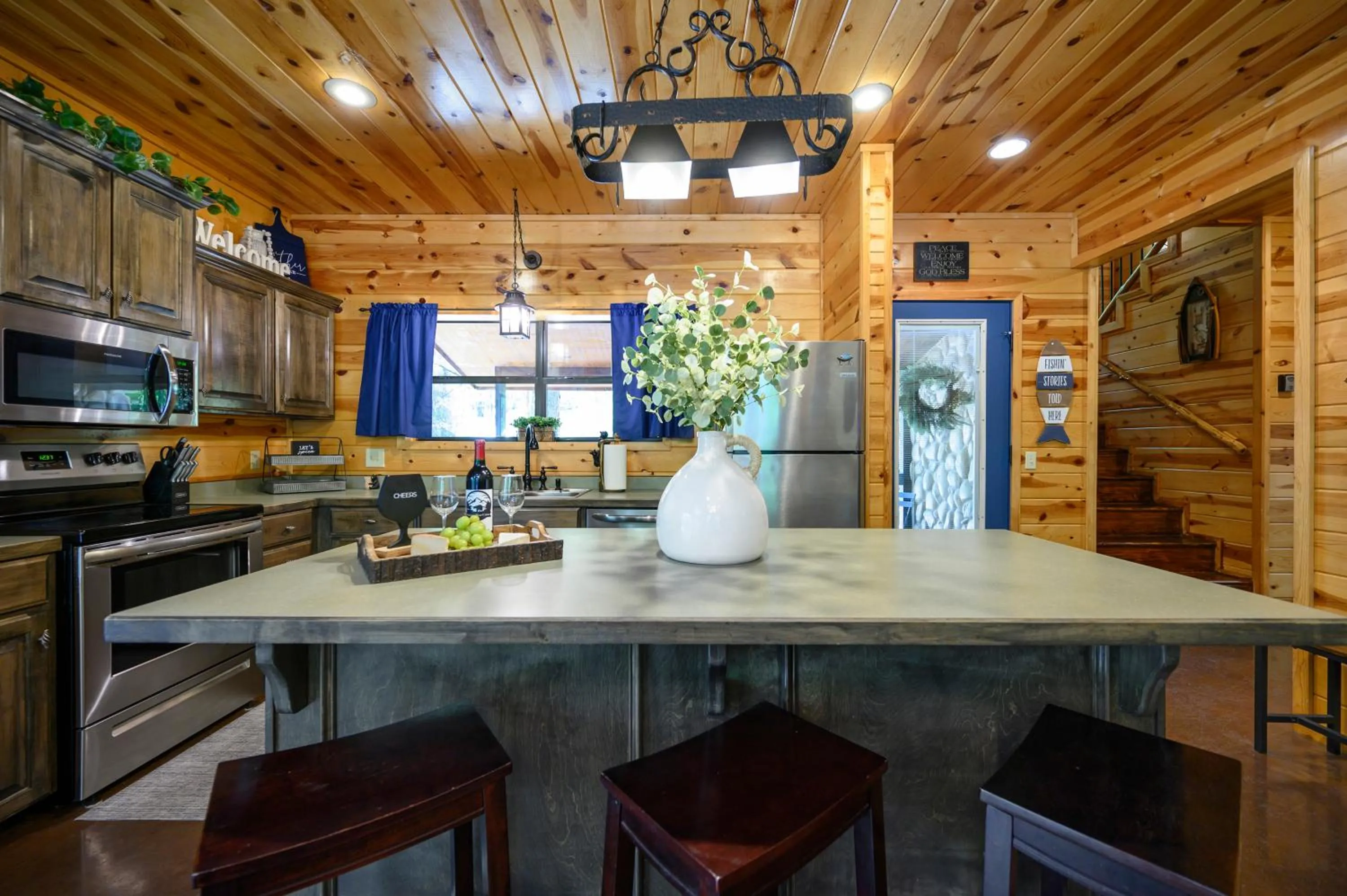 Hickory Bear - Cabin surrounded by pines, Sleeps 10, Hot Tub, Fire Pit, Arcade, Foosball Table & Deck Slide