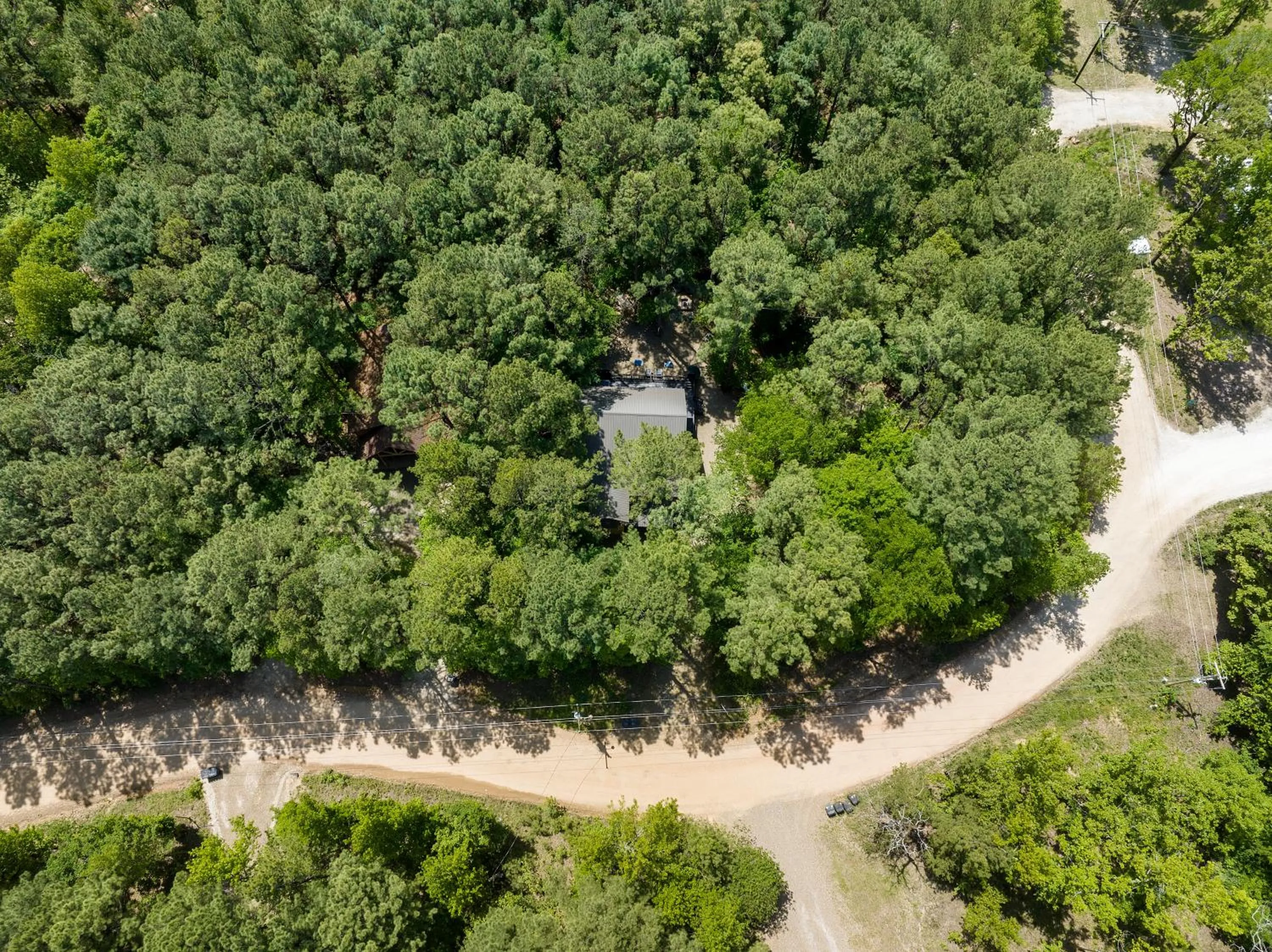 Neighbourhood in Hickory Bear - Cabin surrounded by pines, Sleeps 10, Hot Tub, Fire Pit, Arcade, Foosball Table & Deck Slide