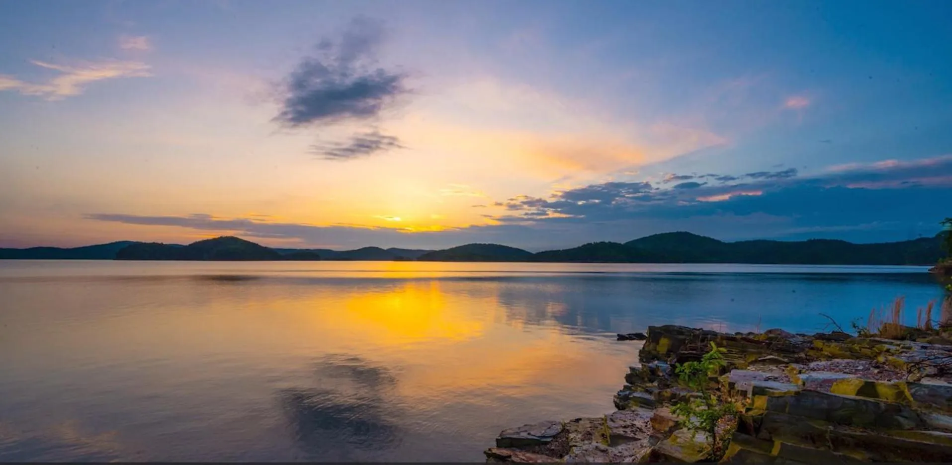 Hickory Bear - Cabin surrounded by pines, Sleeps 10, Hot Tub, Fire Pit, Arcade, Foosball Table & Deck Slide