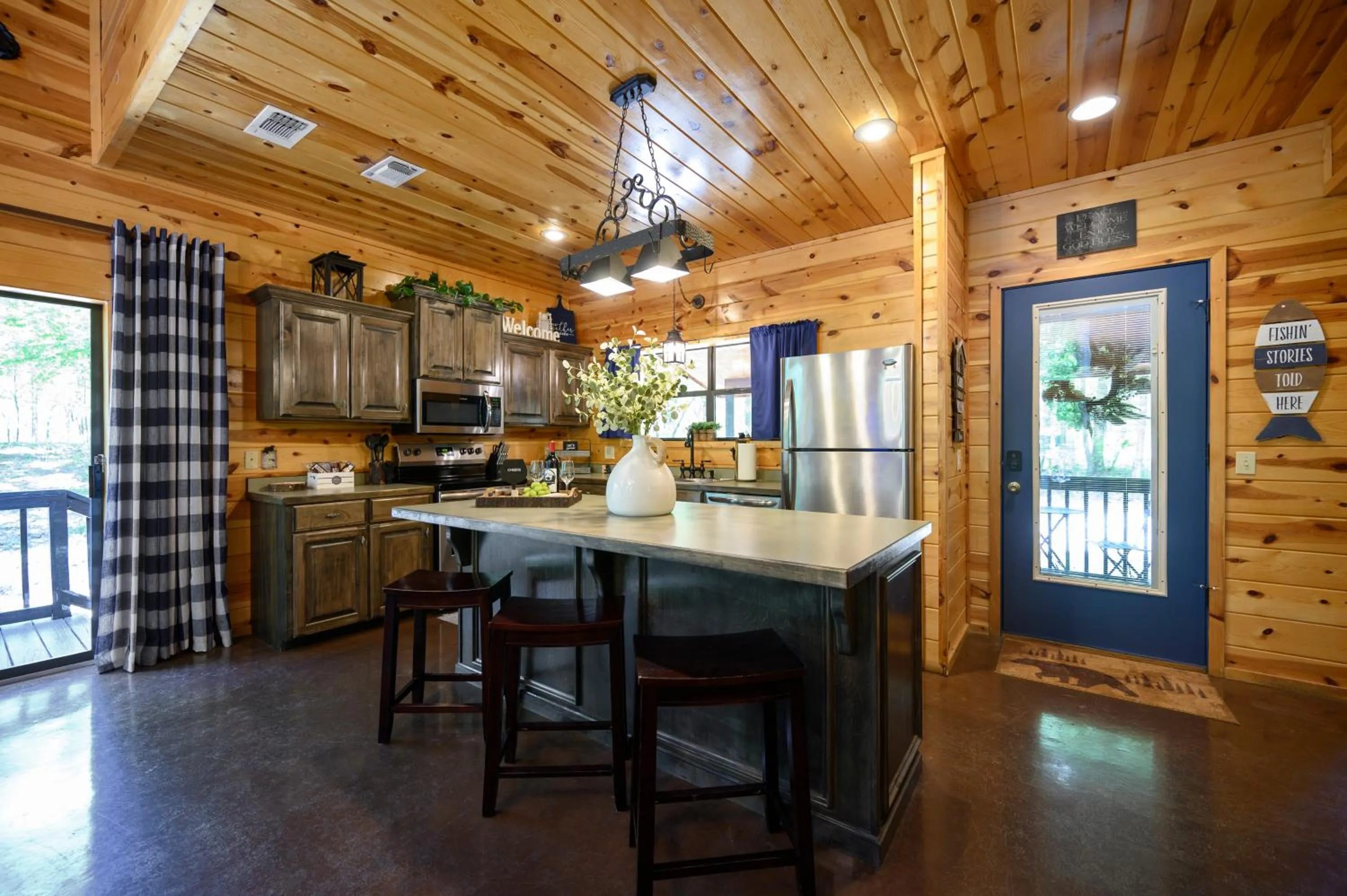 Hickory Bear - Cabin surrounded by pines, Sleeps 10, Hot Tub, Fire Pit, Arcade, Foosball Table & Deck Slide