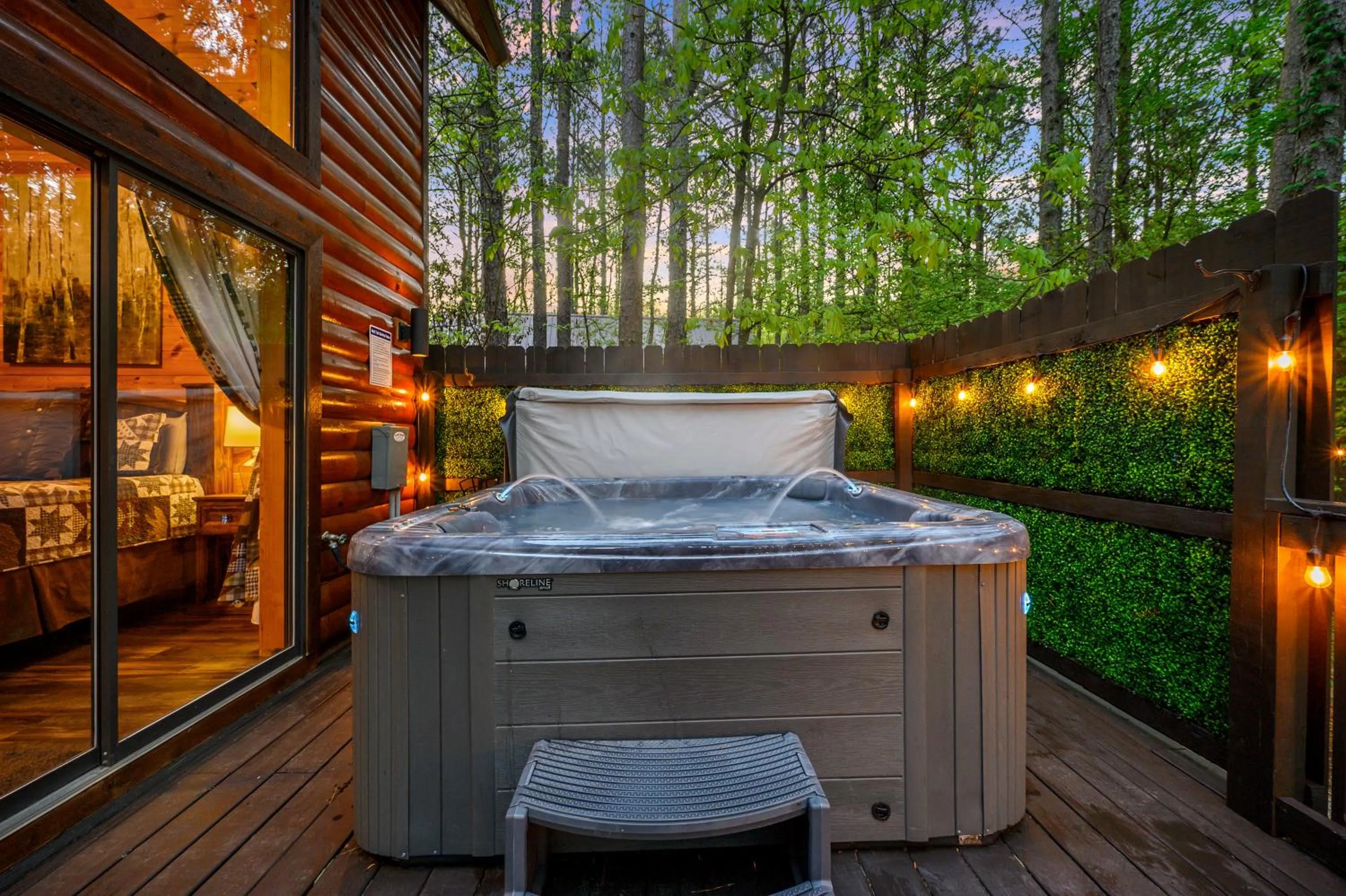 Hot Tub in Hickory Bear - Cabin surrounded by pines, Sleeps 10, Hot Tub, Fire Pit, Arcade, Foosball Table & Deck Slide