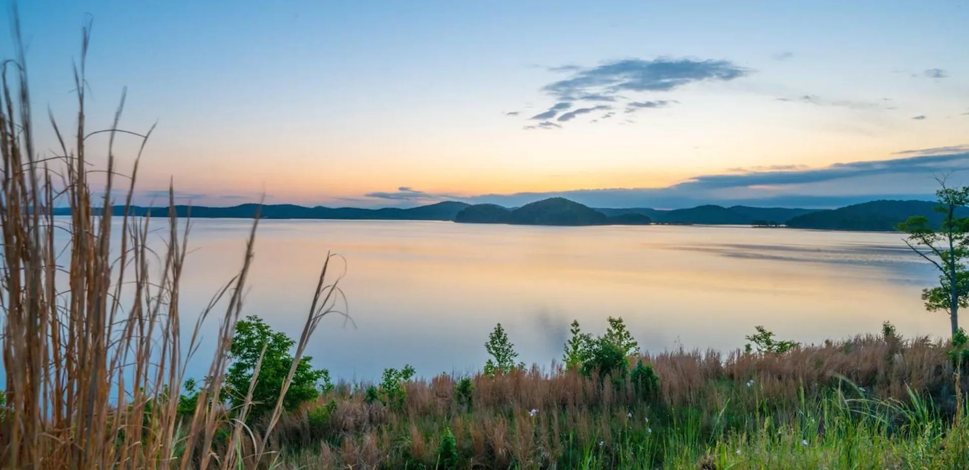 Hickory Bear - Cabin surrounded by pines, Sleeps 10, Hot Tub, Fire Pit, Arcade, Foosball Table & Deck Slide