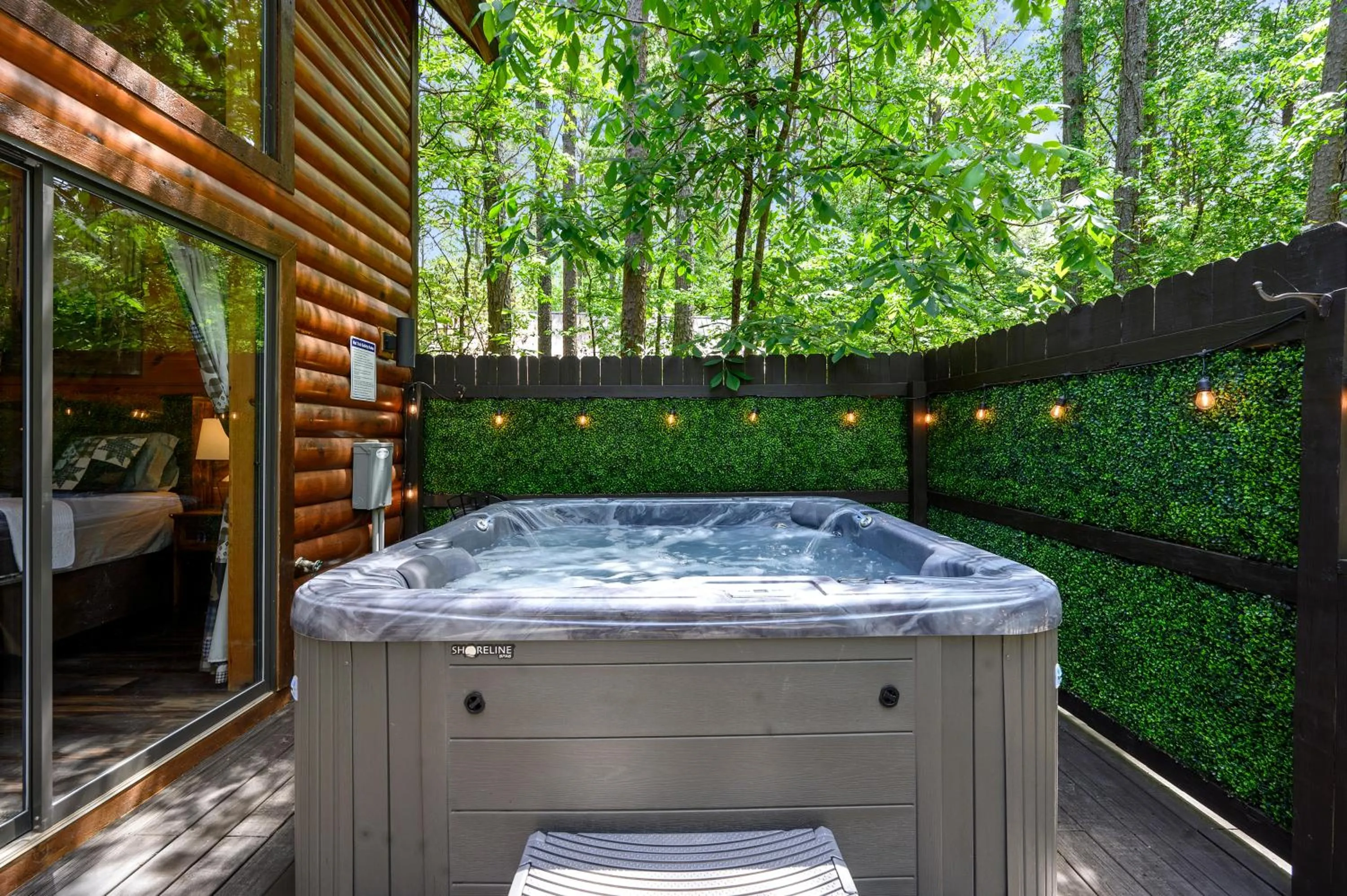 Hot Tub in Hickory Bear - Cabin surrounded by pines, Sleeps 10, Hot Tub, Fire Pit, Arcade, Foosball Table & Deck Slide