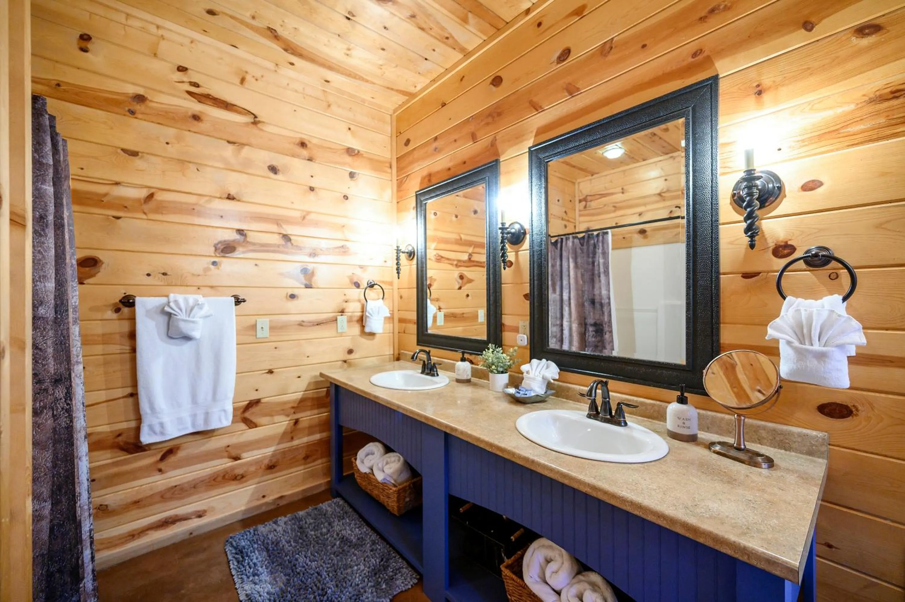 Bathroom in Hickory Bear - Cabin surrounded by pines, Sleeps 10, Hot Tub, Fire Pit, Arcade, Foosball Table & Deck Slide