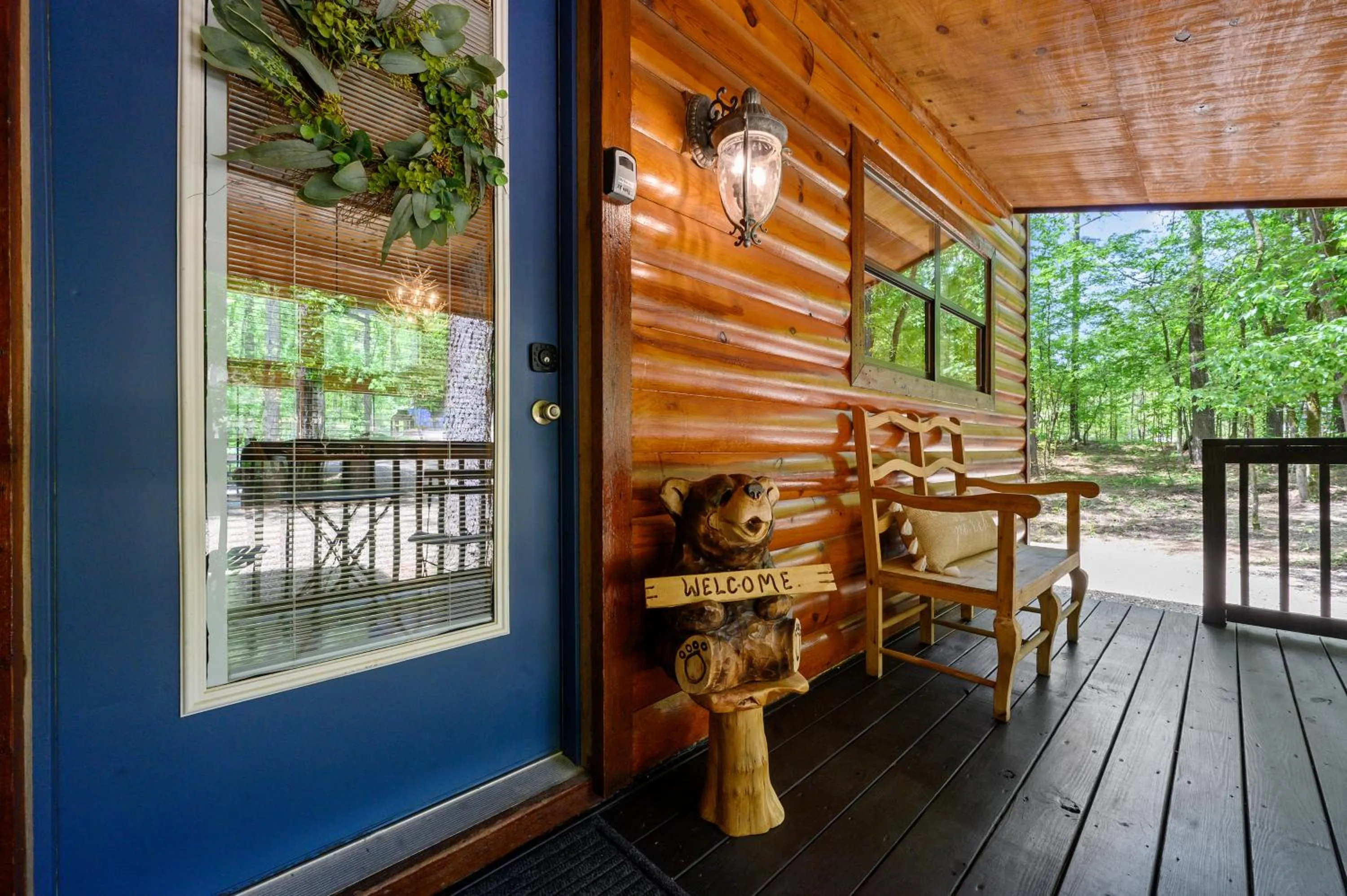 Hickory Bear - Cabin surrounded by pines, Sleeps 10, Hot Tub, Fire Pit, Arcade, Foosball Table & Deck Slide
