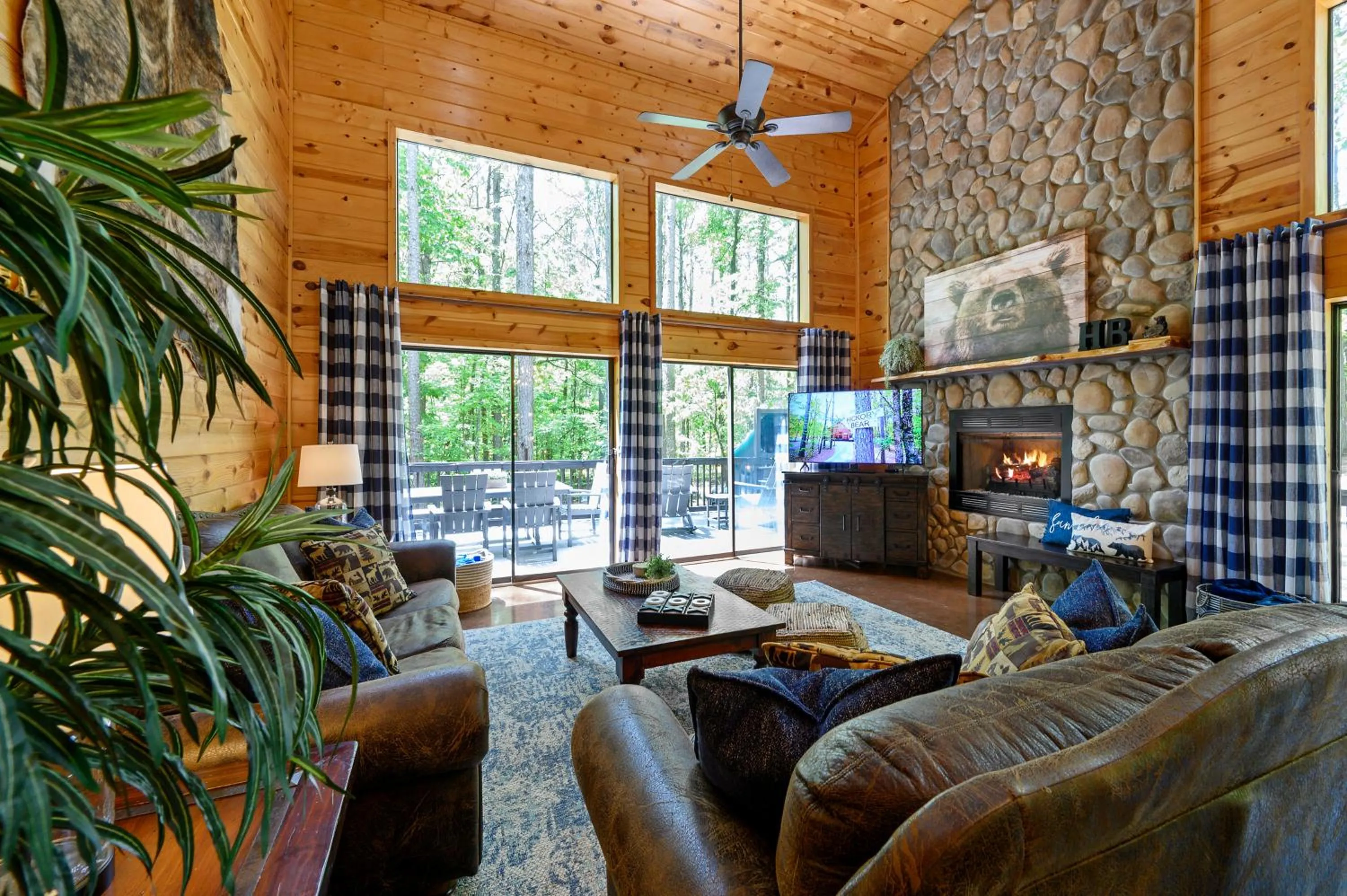 Living room in Hickory Bear - Cabin surrounded by pines, Sleeps 10, Hot Tub, Fire Pit, Arcade, Foosball Table & Deck Slide