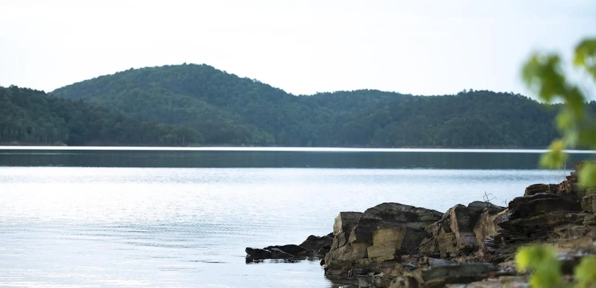 Hickory Bear - Cabin surrounded by pines, Sleeps 10, Hot Tub, Fire Pit, Arcade, Foosball Table & Deck Slide