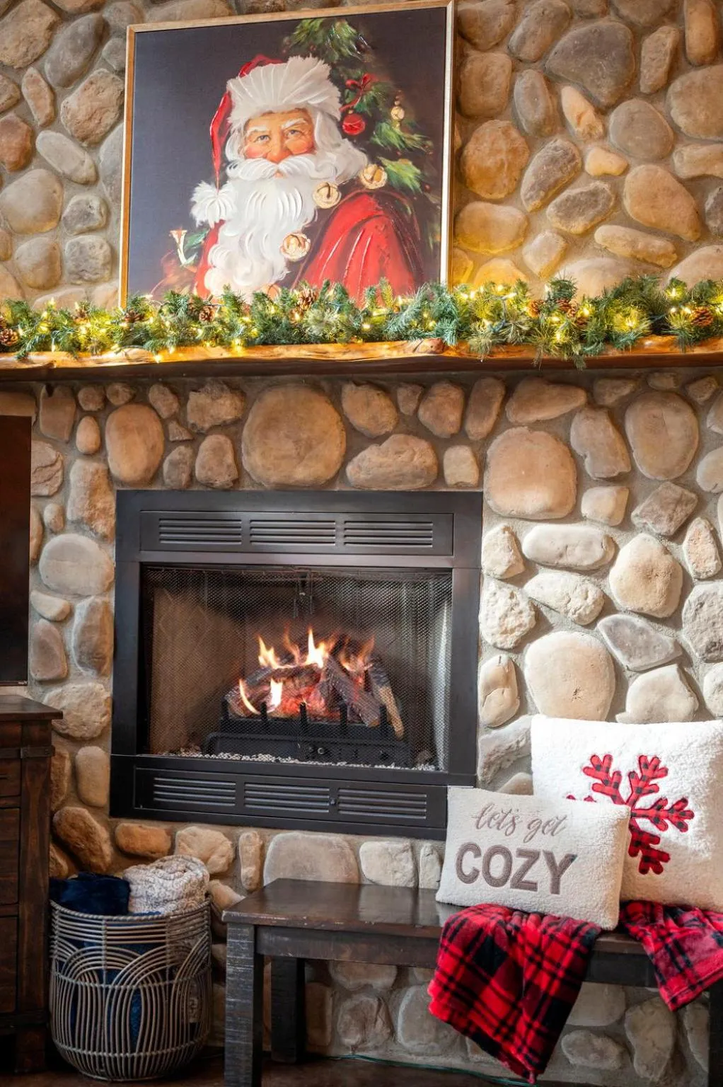 Hickory Bear - Cabin surrounded by pines, Sleeps 10, Hot Tub, Fire Pit, Arcade, Foosball Table & Deck Slide