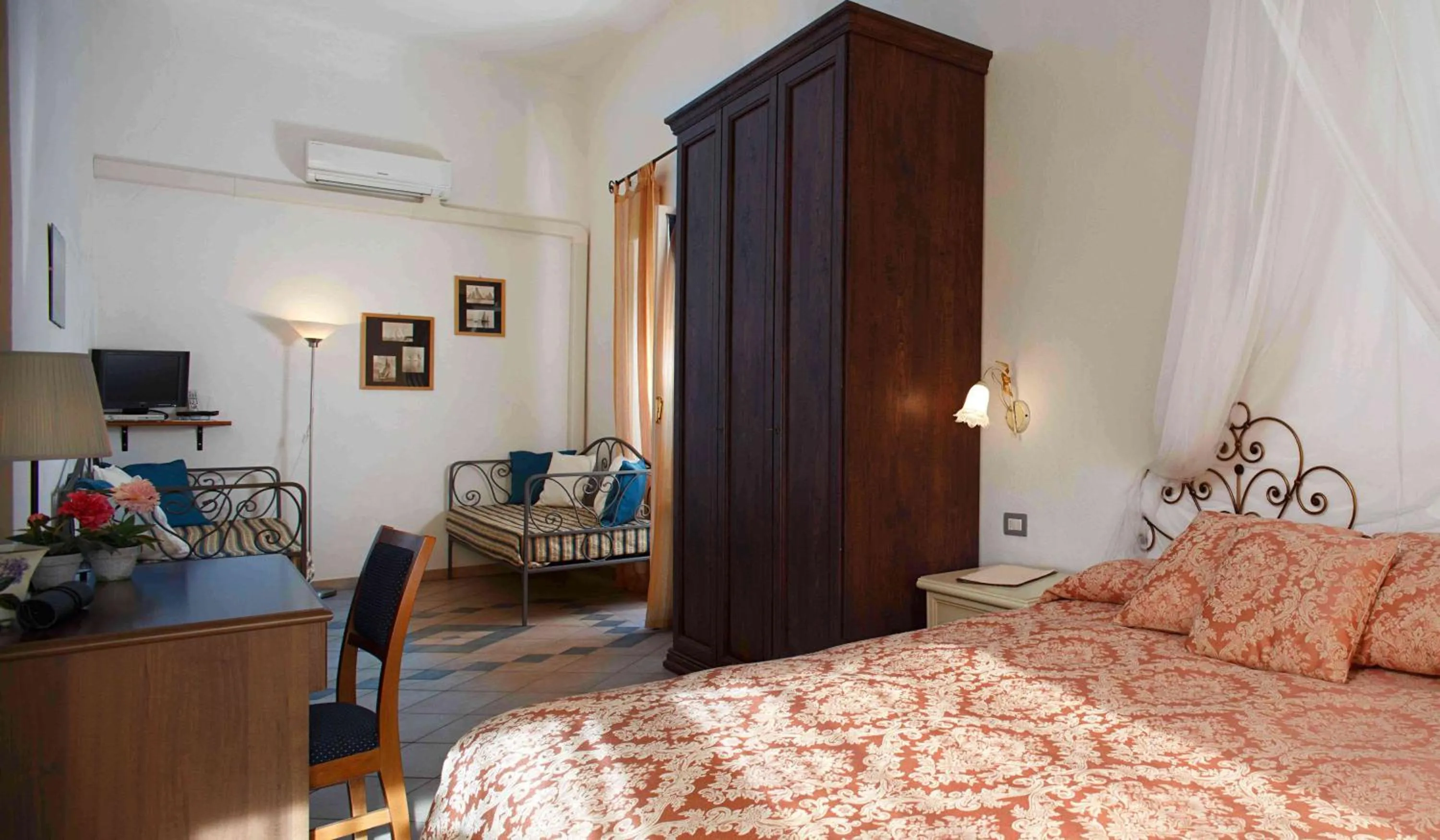 Bedroom, Bed in Hotel Del Borgo