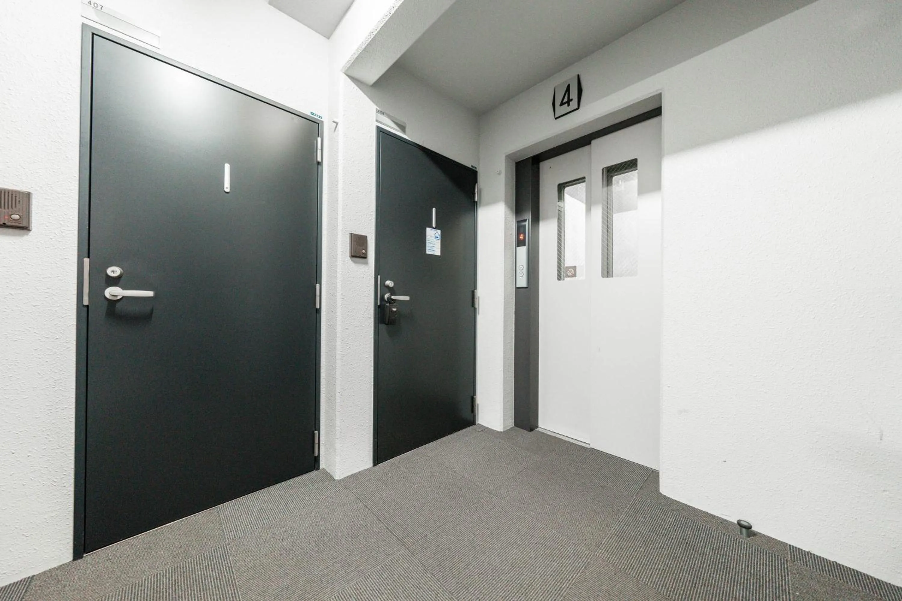 Facade/entrance in YELLOW