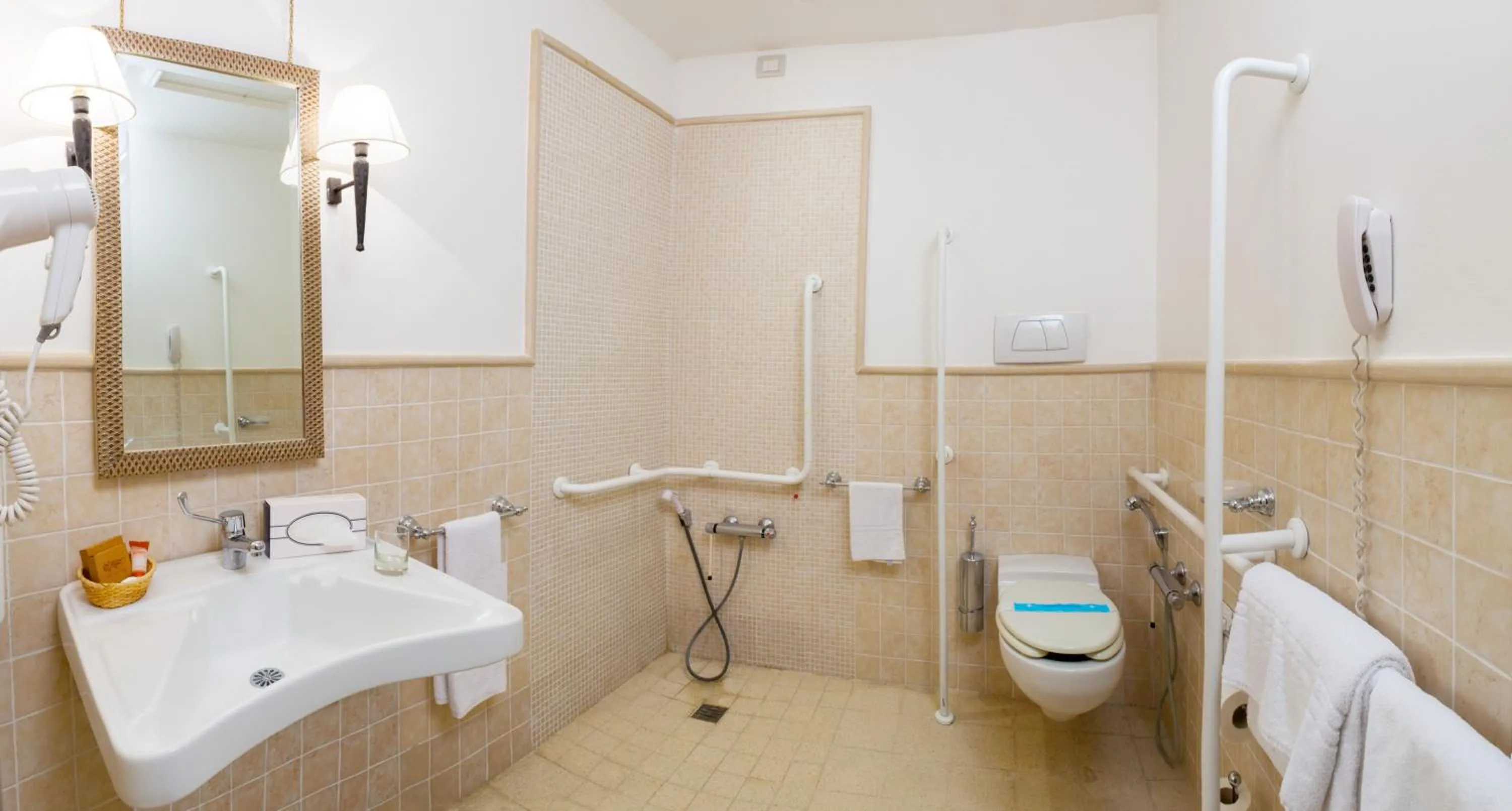 Bathroom, Bed in Hotel Selva Candida