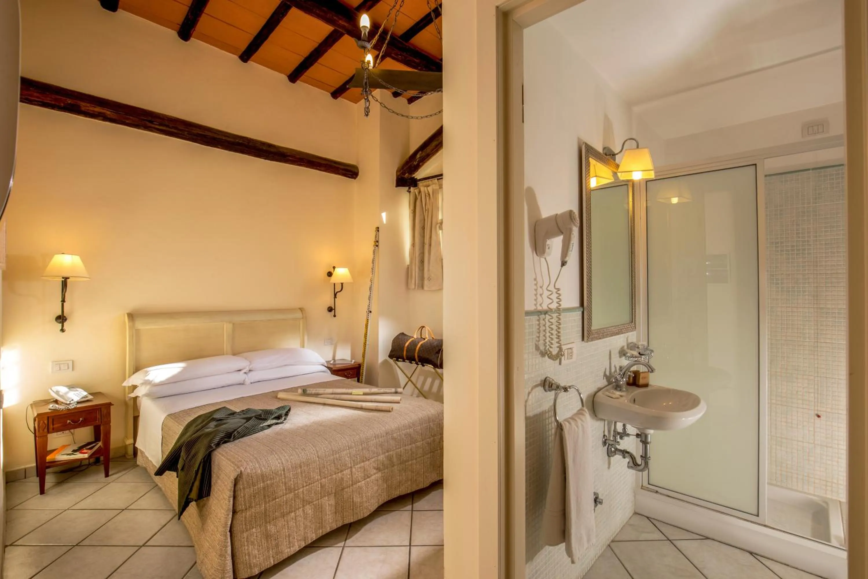Shower, Bed in Hotel Selva Candida