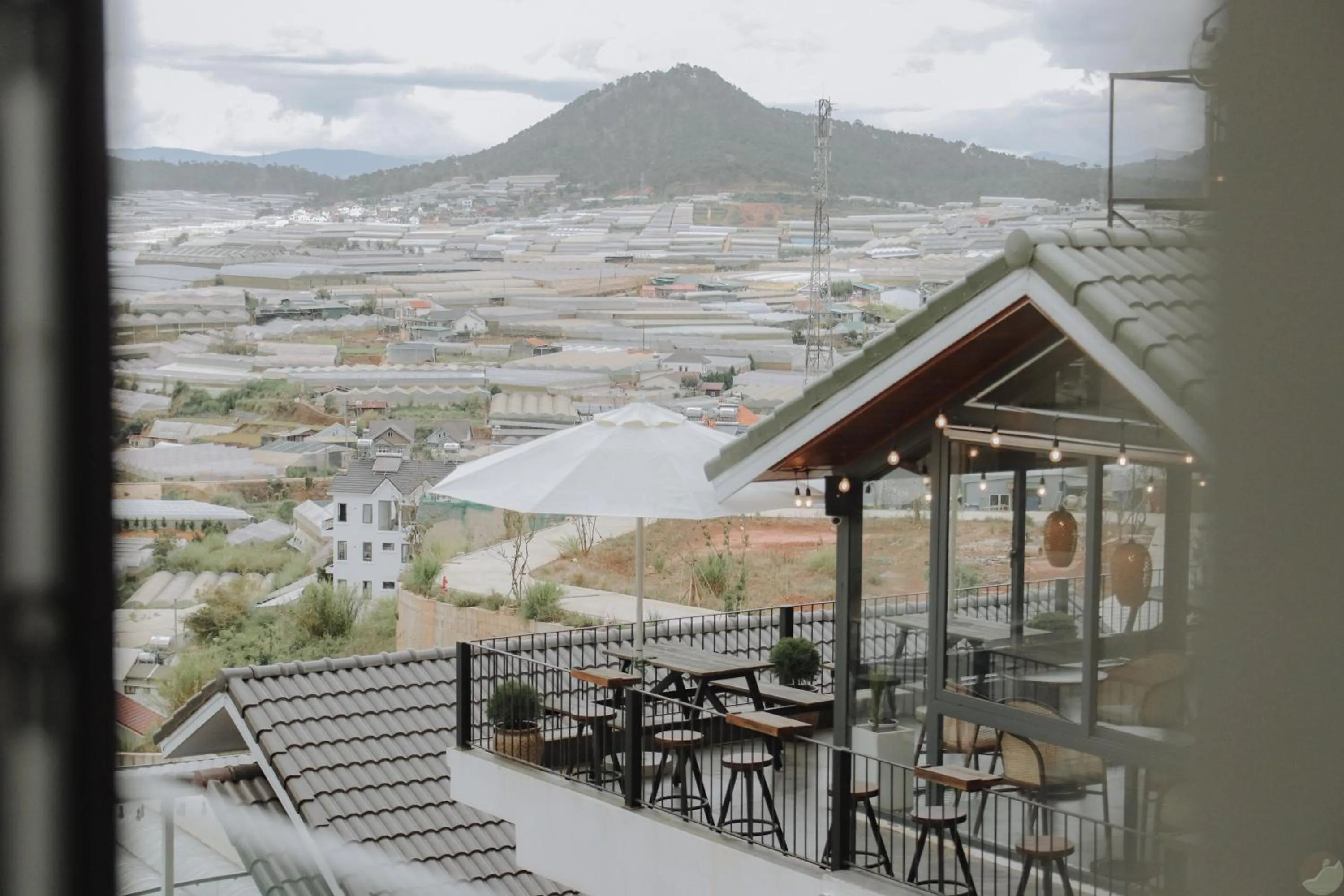 Property building in Miền Sương Khói - Home & Café