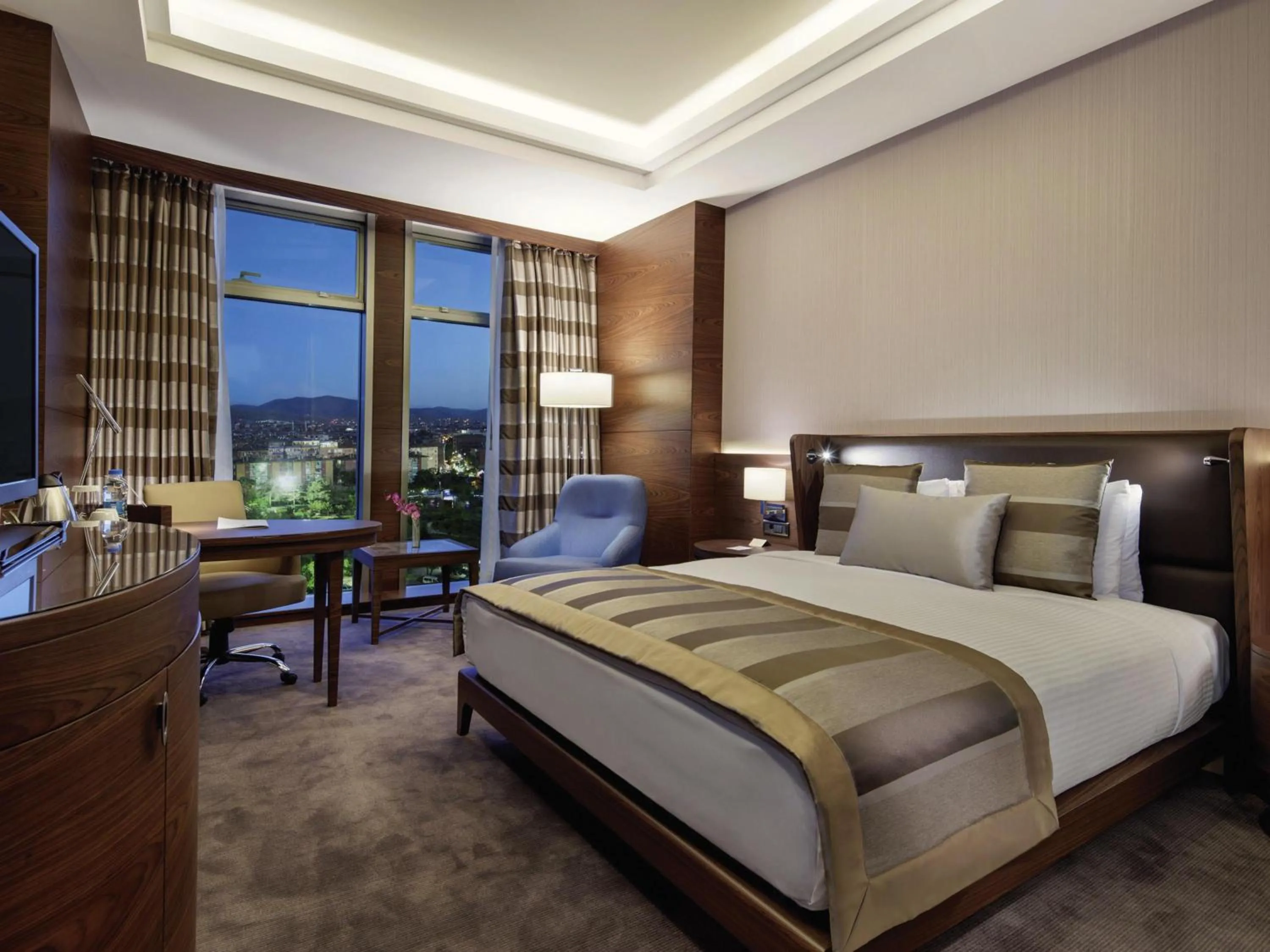 Property building, Bed in Movenpick Hotel Malatya