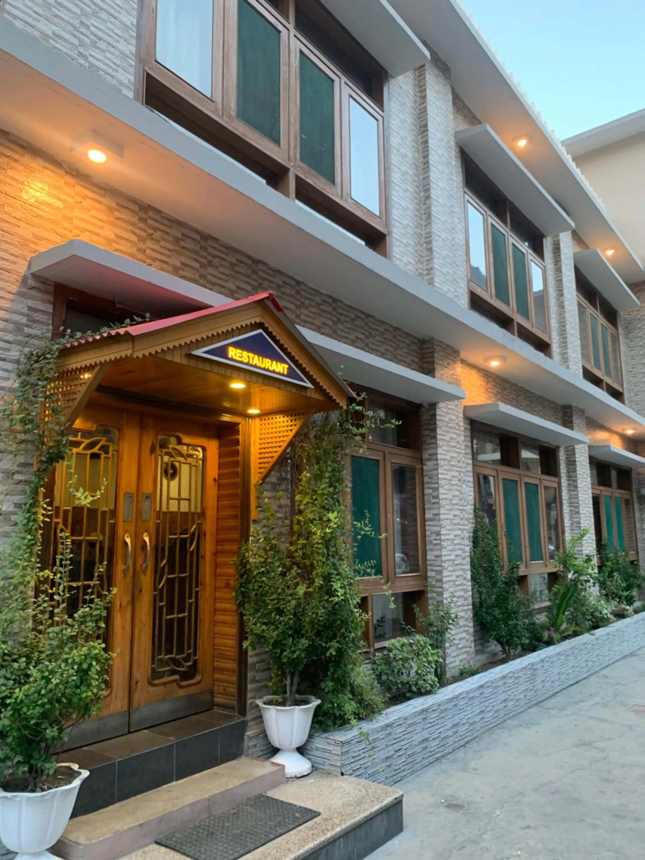 Restaurant/places to eat in Park Hotel Gilgit