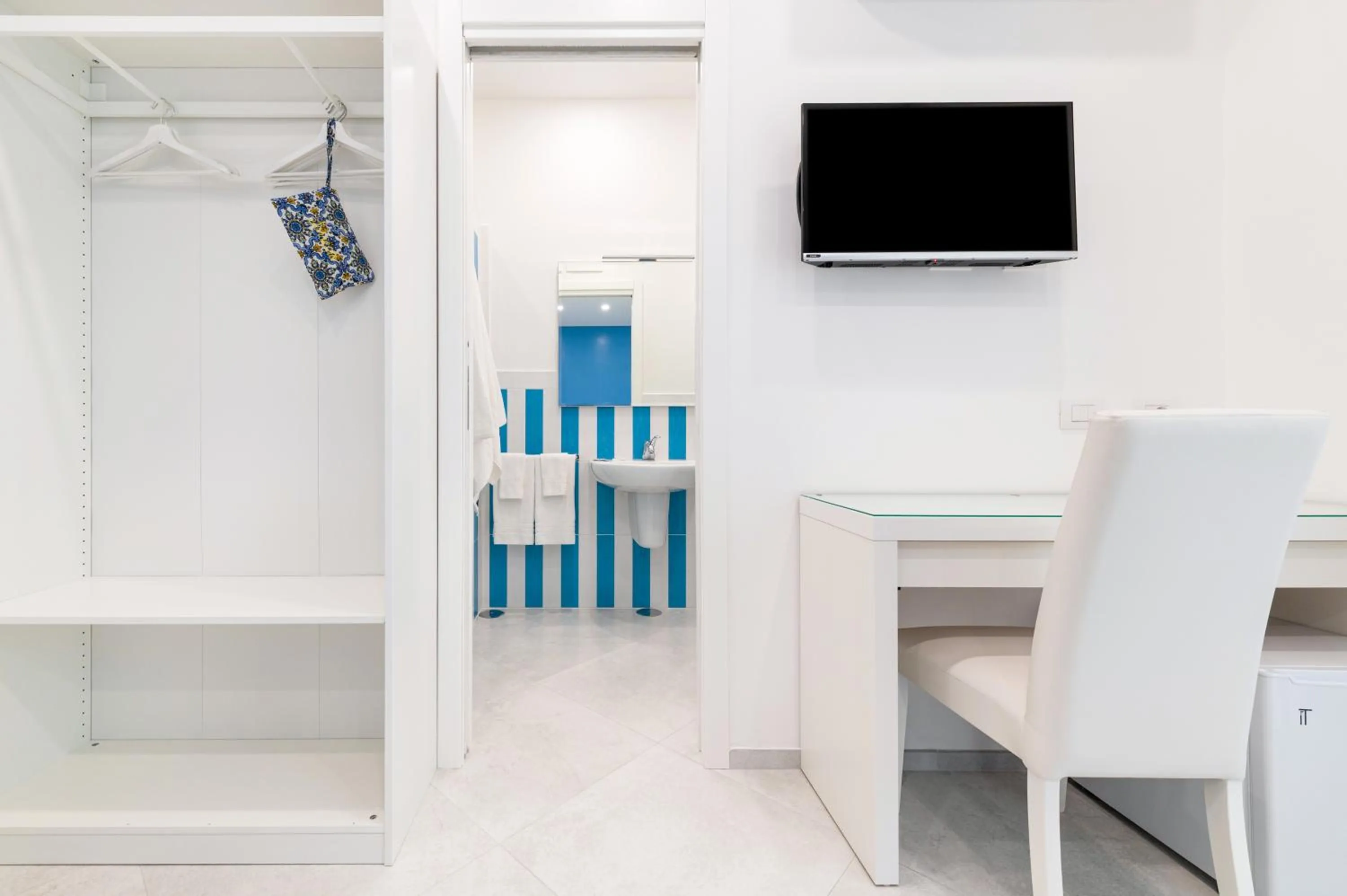 Communal lounge/ TV room in Blue Coral Suite B&B