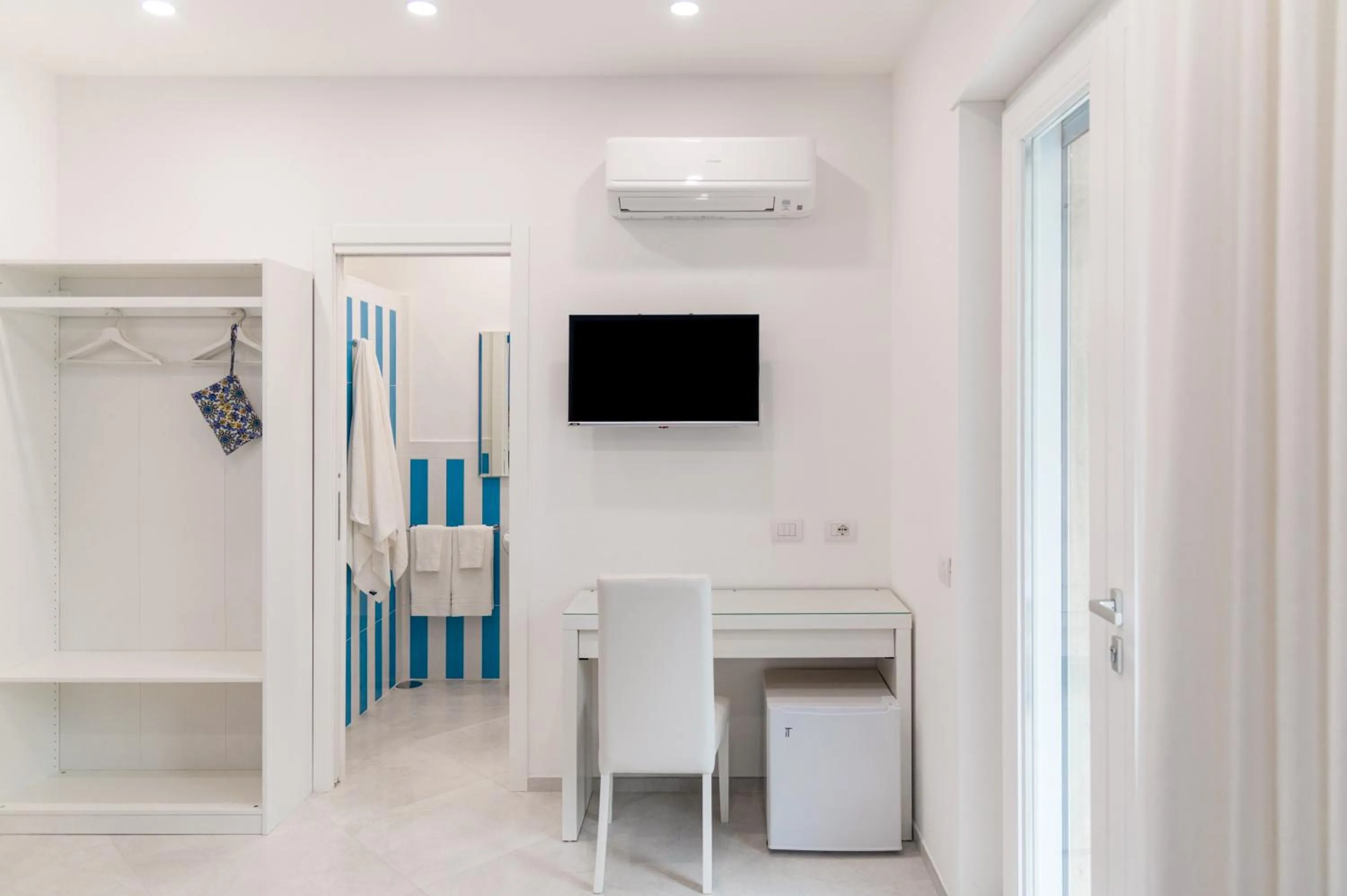 Communal lounge/ TV room in Blue Coral Suite B&B