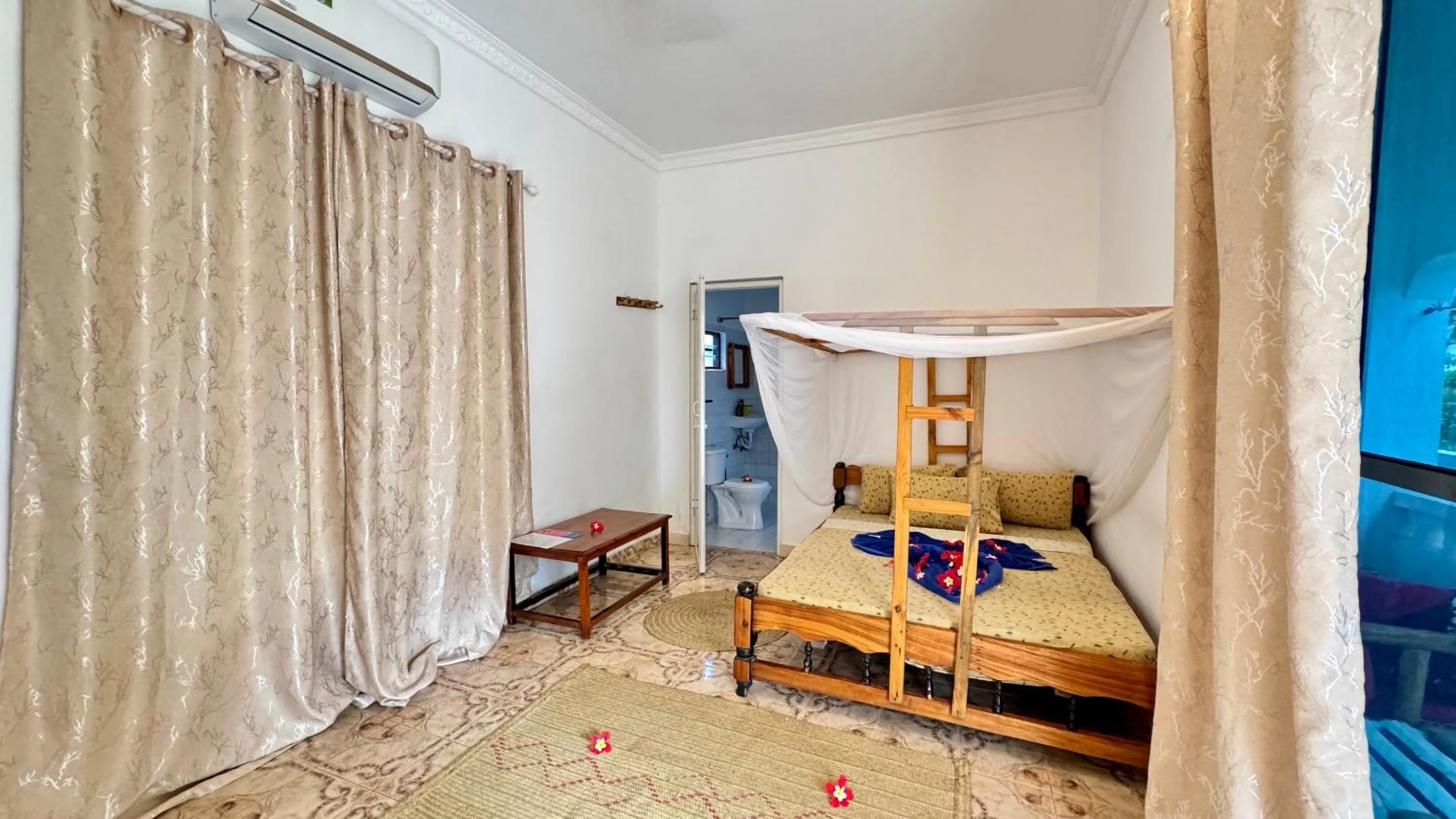 Photo of the whole room, Bed in Kihori Nungwi