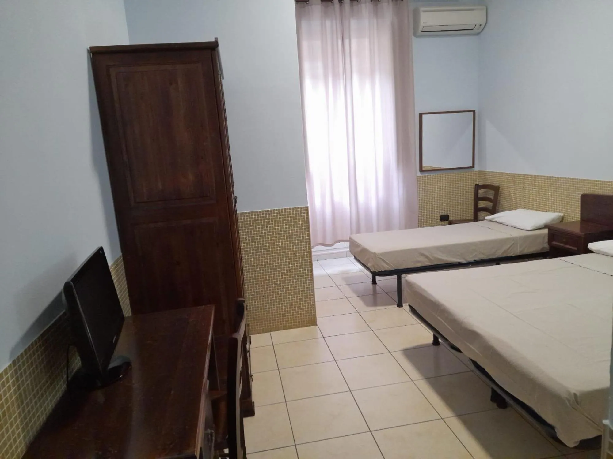 Photo of the whole room, Bed in Hotel Vittorio Veneto Napoli