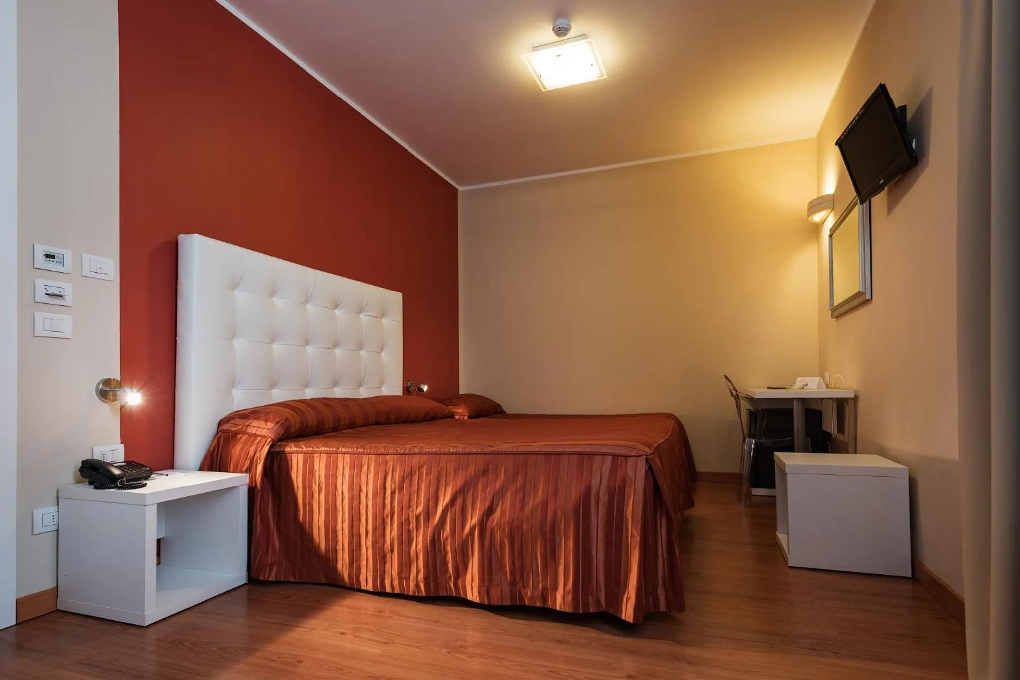 Photo of the whole room, Bed in Hotel Villa Molinari