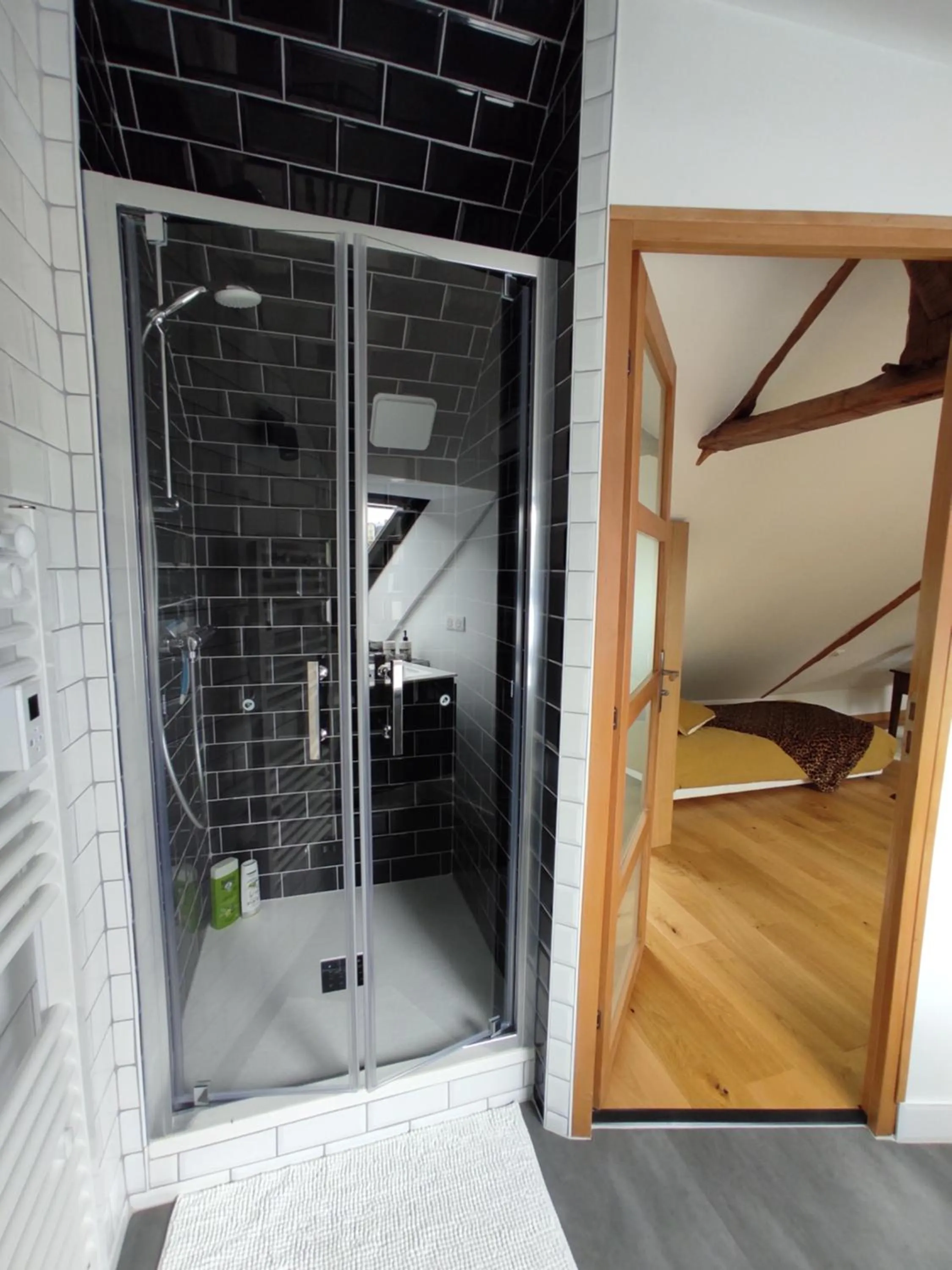 Bathroom in Aux Trois Palmiers